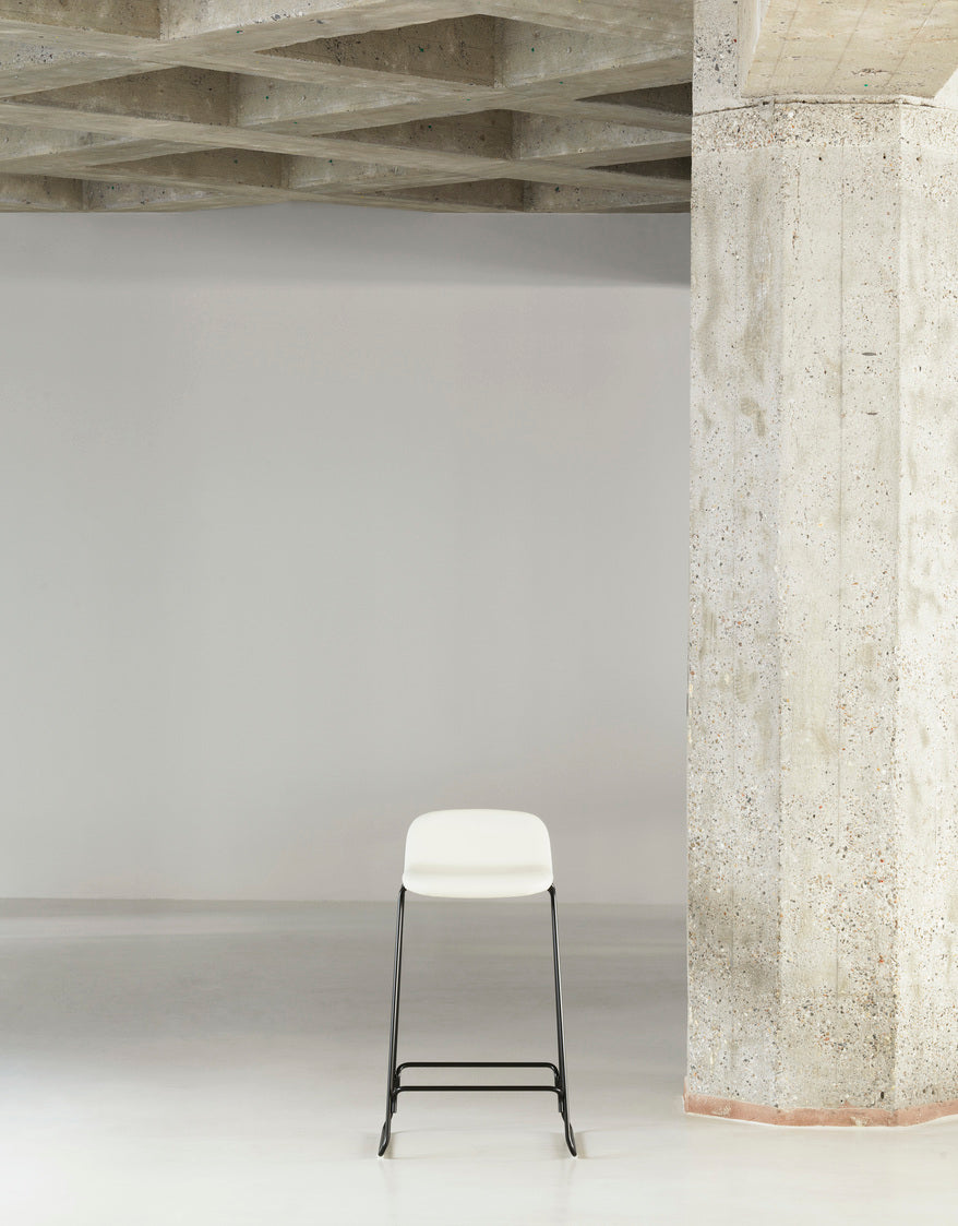 Bar chair with support of the Just black ash with a black base