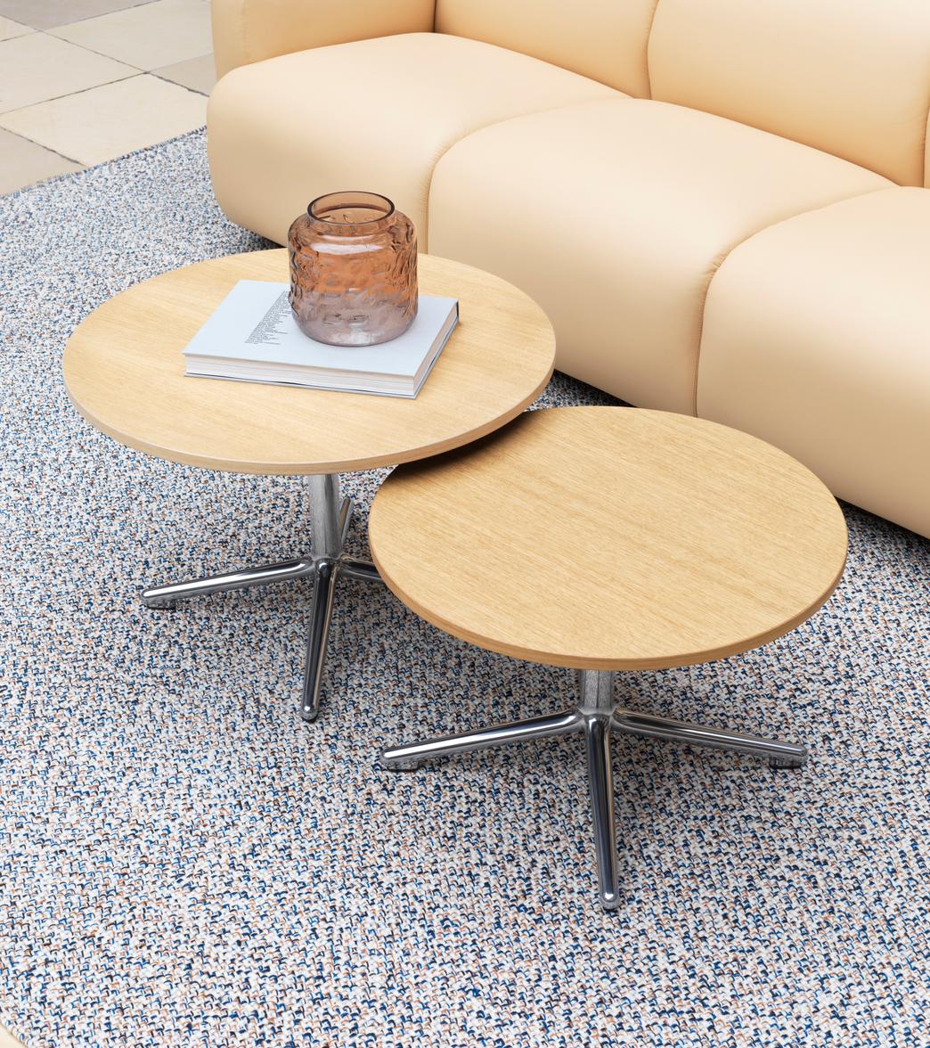 Kávový stolík LUNAR s prírodným dubovým vrchom a hliníkovou základňou