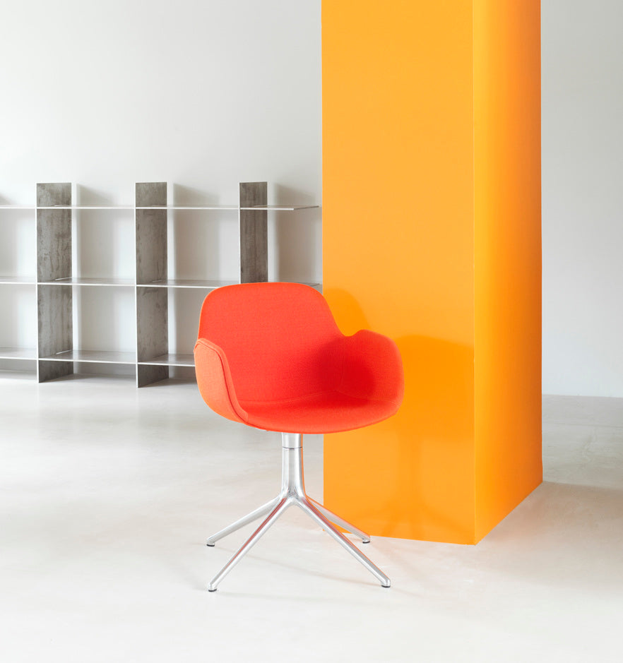 Office chair with 4L Form armrests with a black base