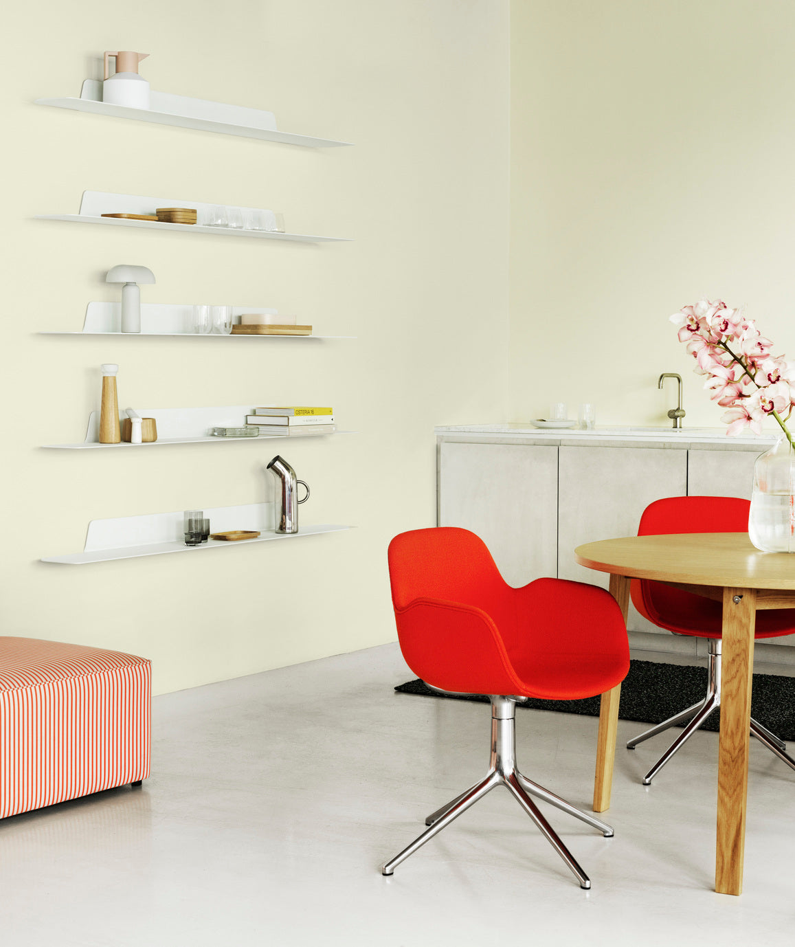 Office chair with armrests 4L light gray with black base