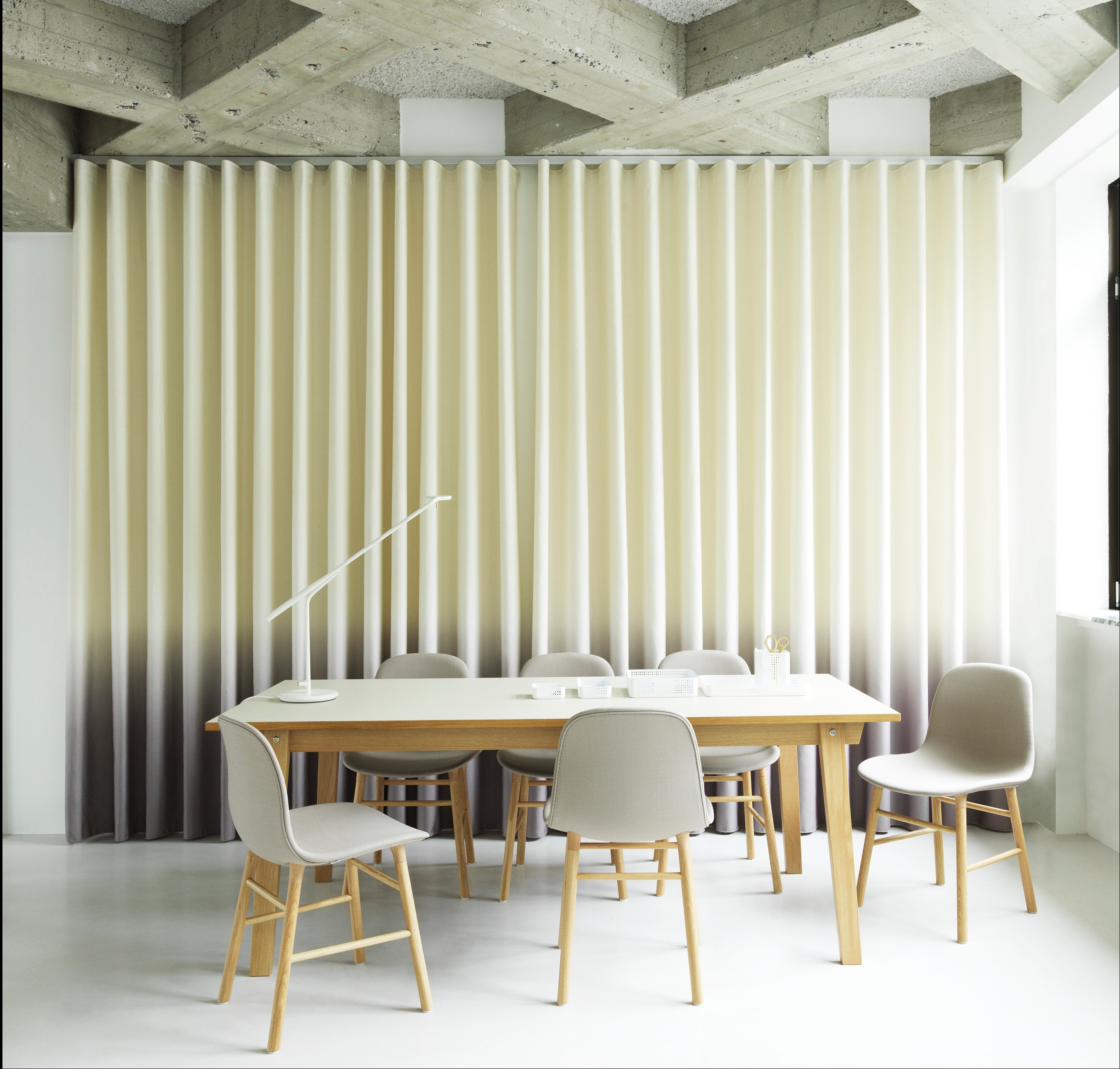 Čalúnená stolička FORM s orechovým podstavcom