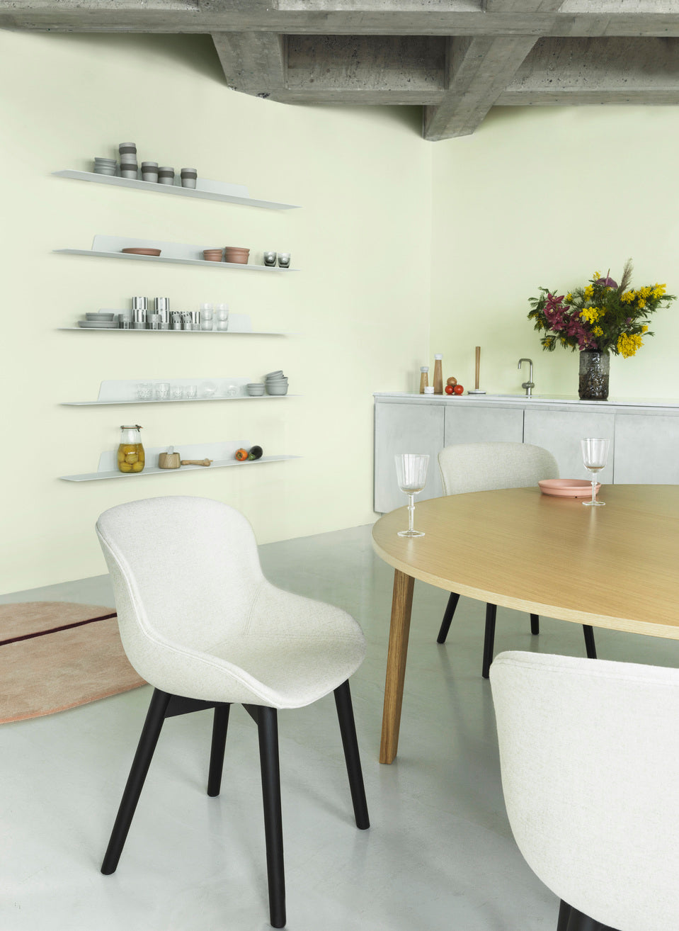 Čalúnená stolička HYG piesková s čiernym dubovým podstavcom