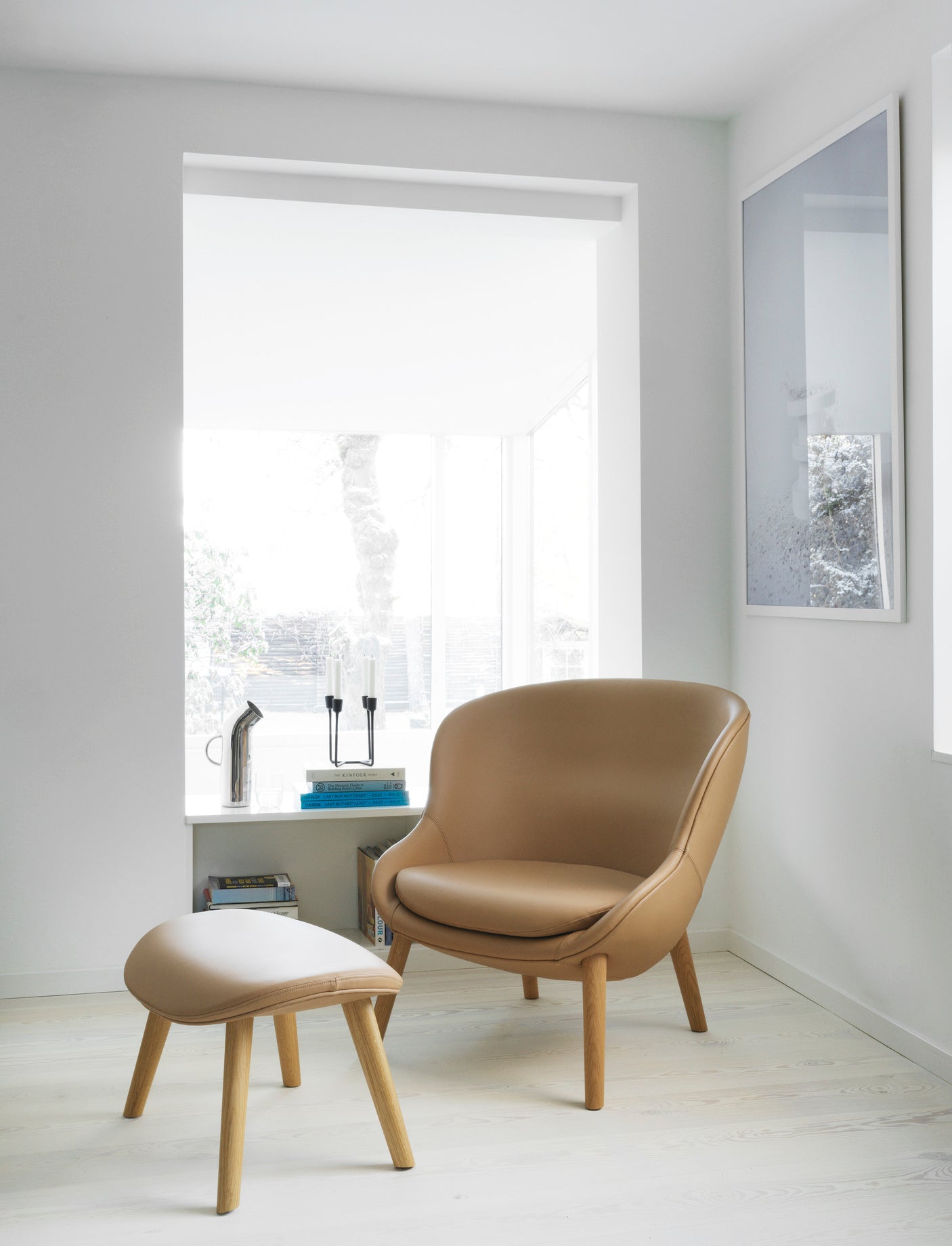 Čalúnený podnožník HYG s čiernym dubovým podstavcom