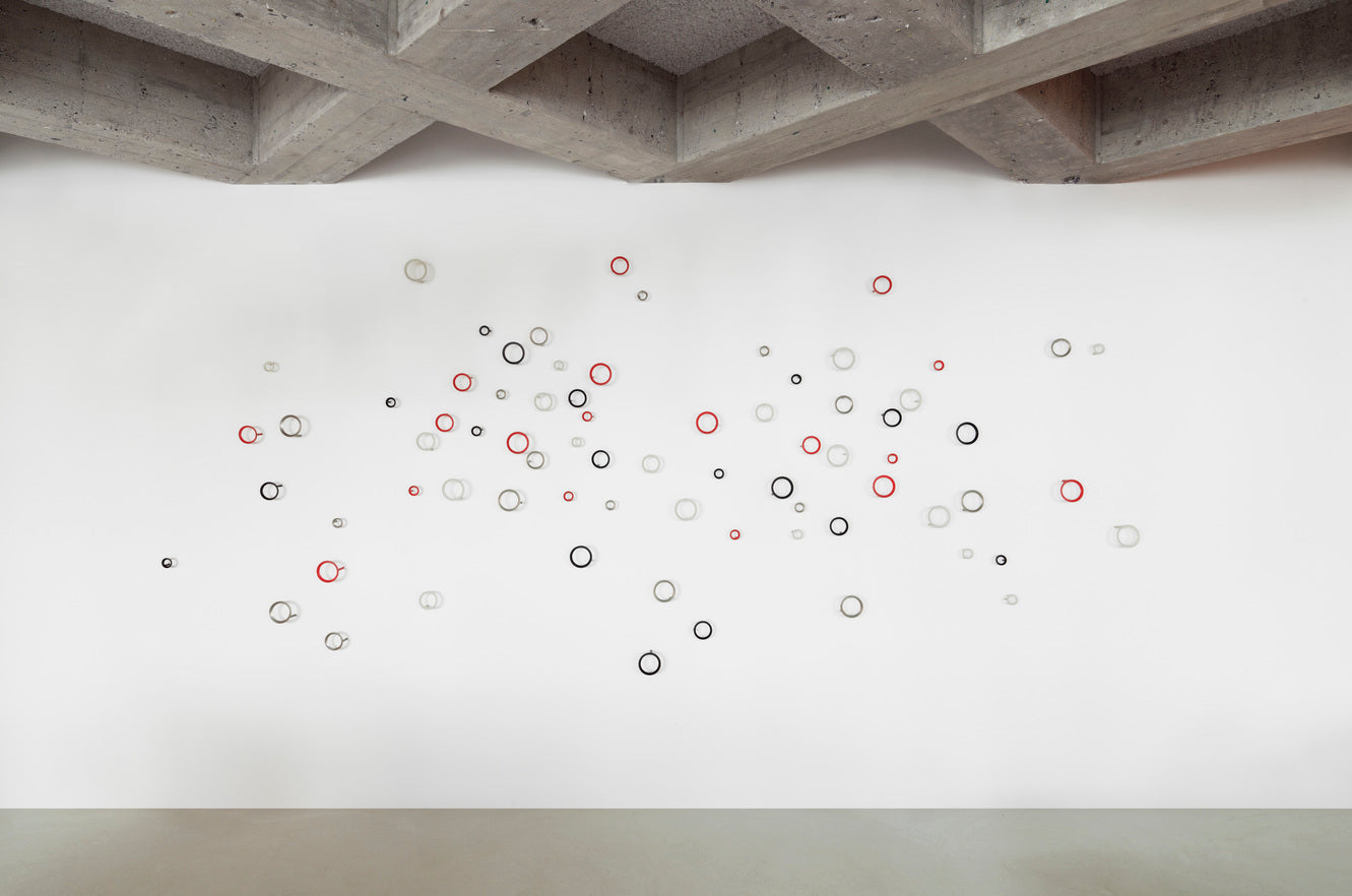 Vešiak LOOP teplá šedá