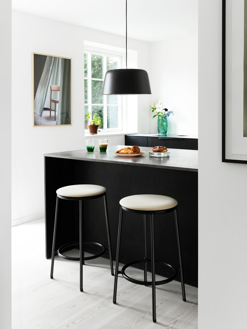 Barová stolička CIRCA kožená hnedá s čiernym podstavcom