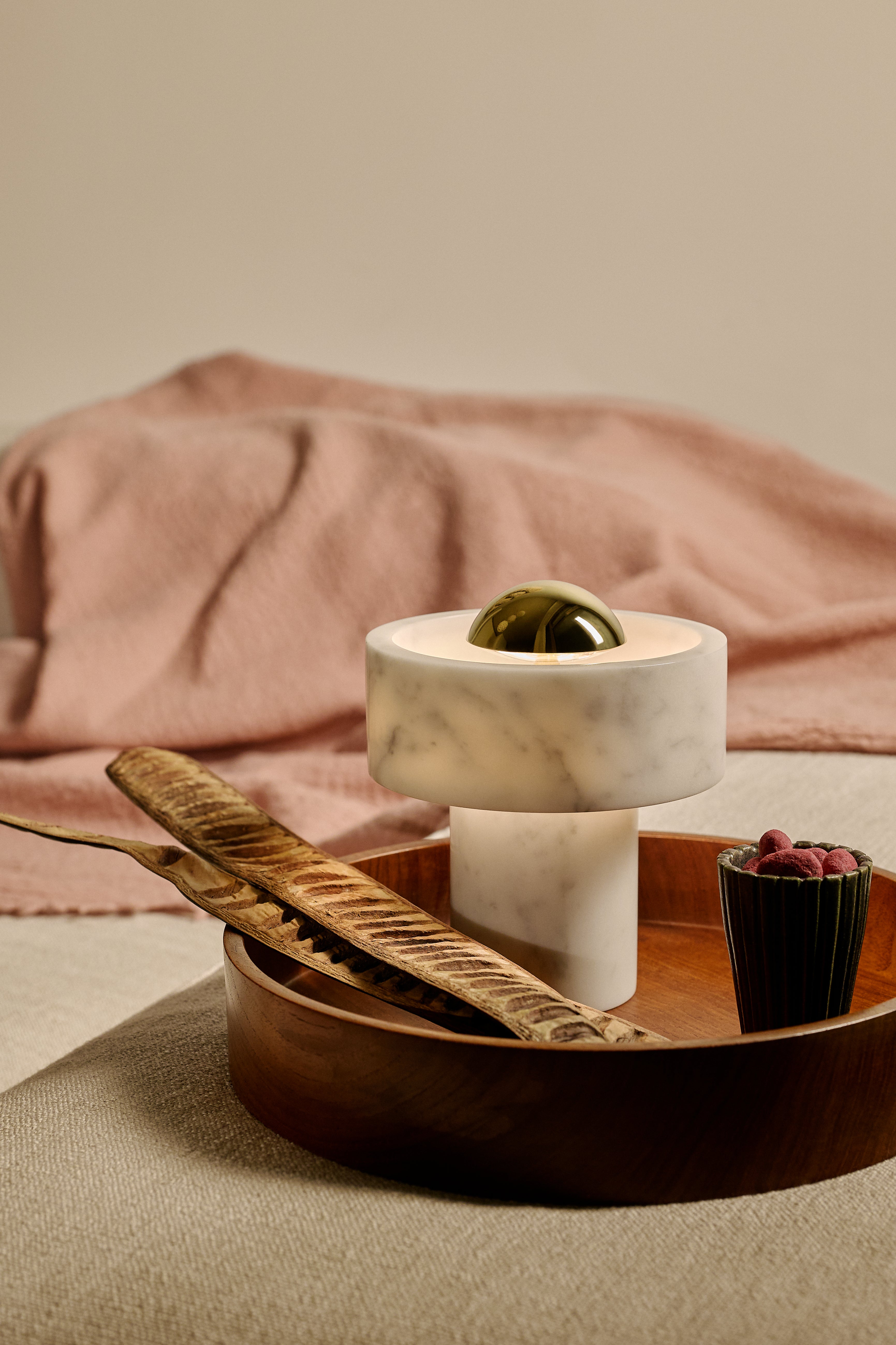 Prenosná lampa STONE mramor so zlatým povrchom