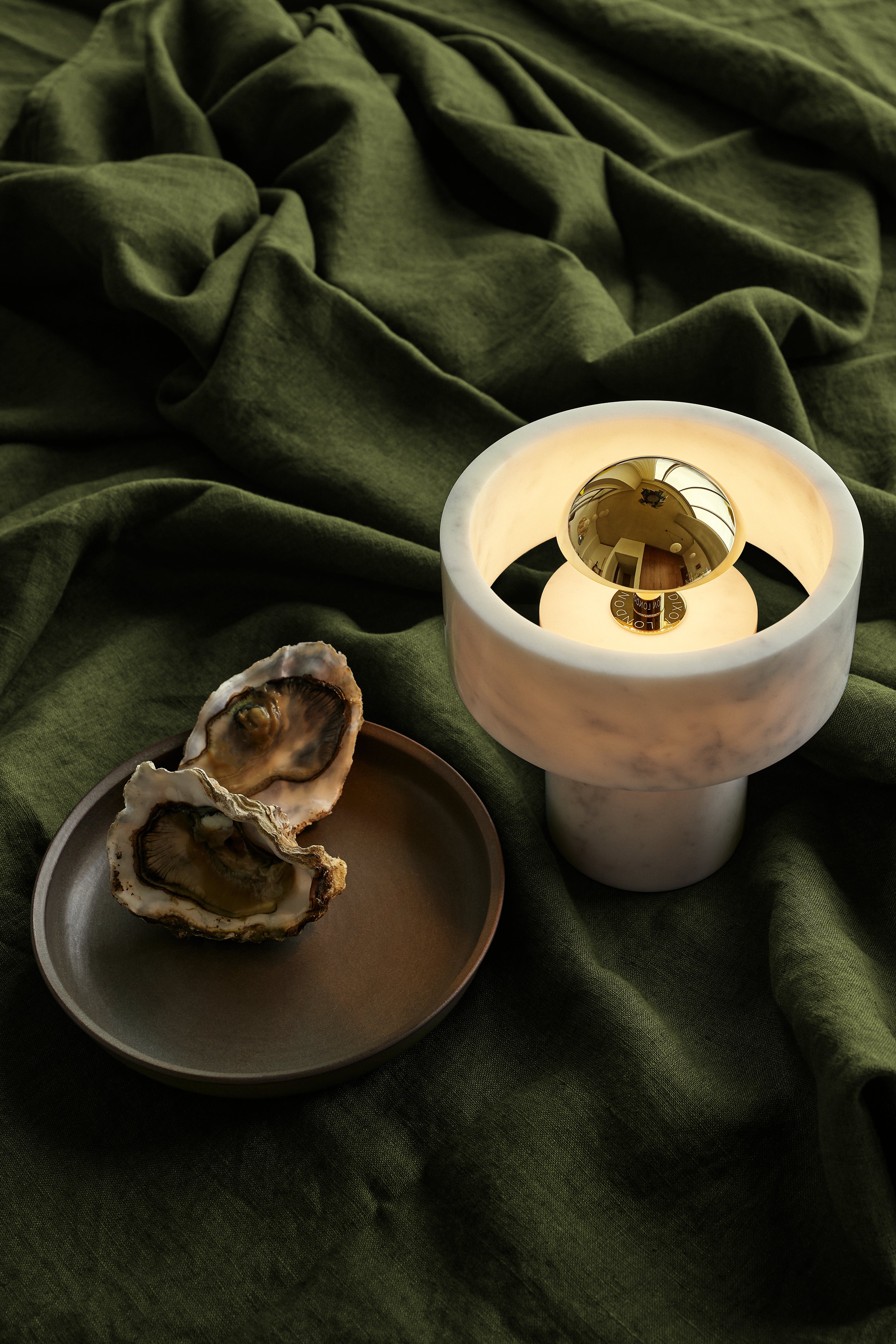 Prenosná lampa STONE mramor so zlatým povrchom