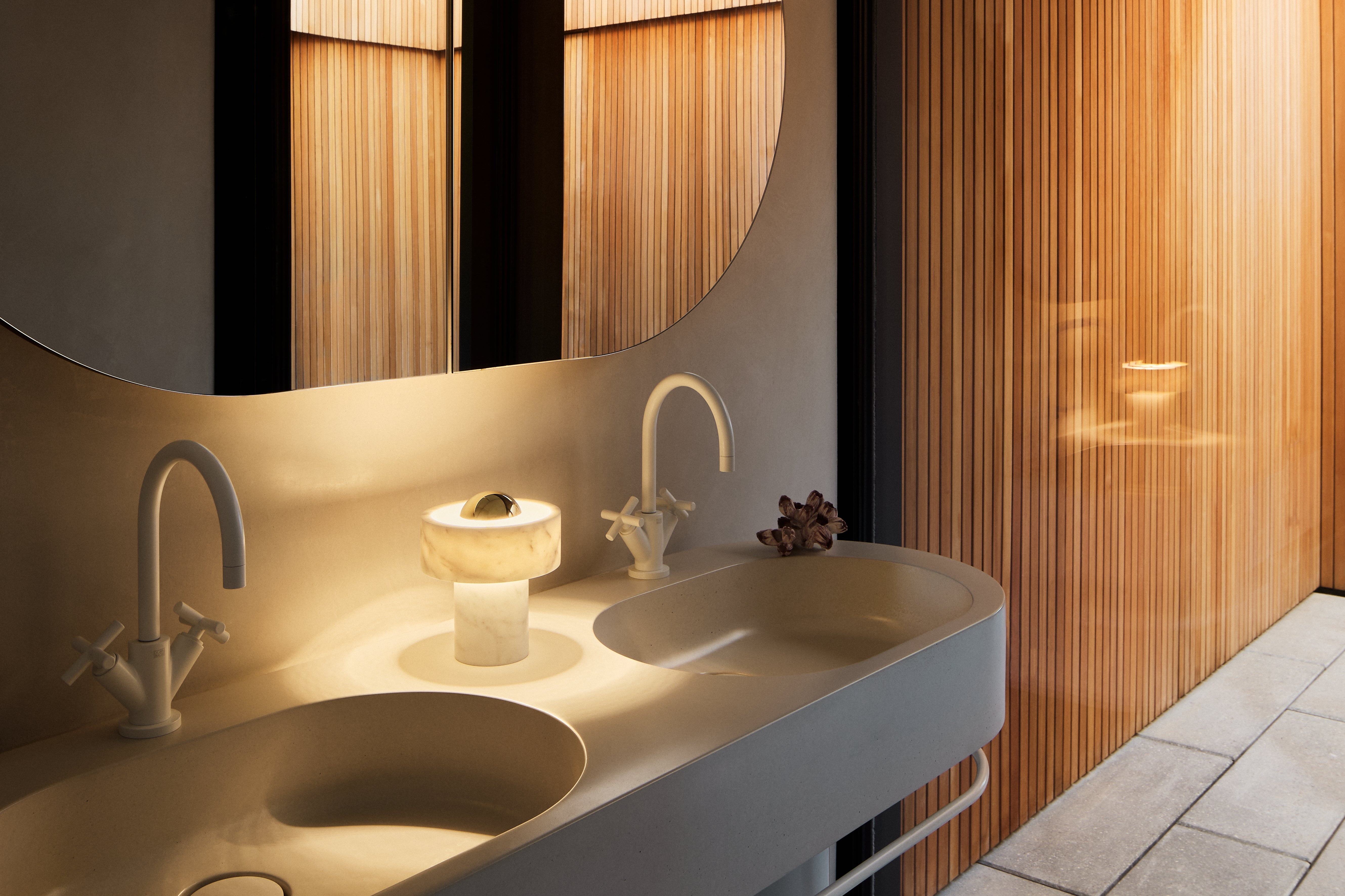 Prenosná lampa STONE mramor so zlatým povrchom