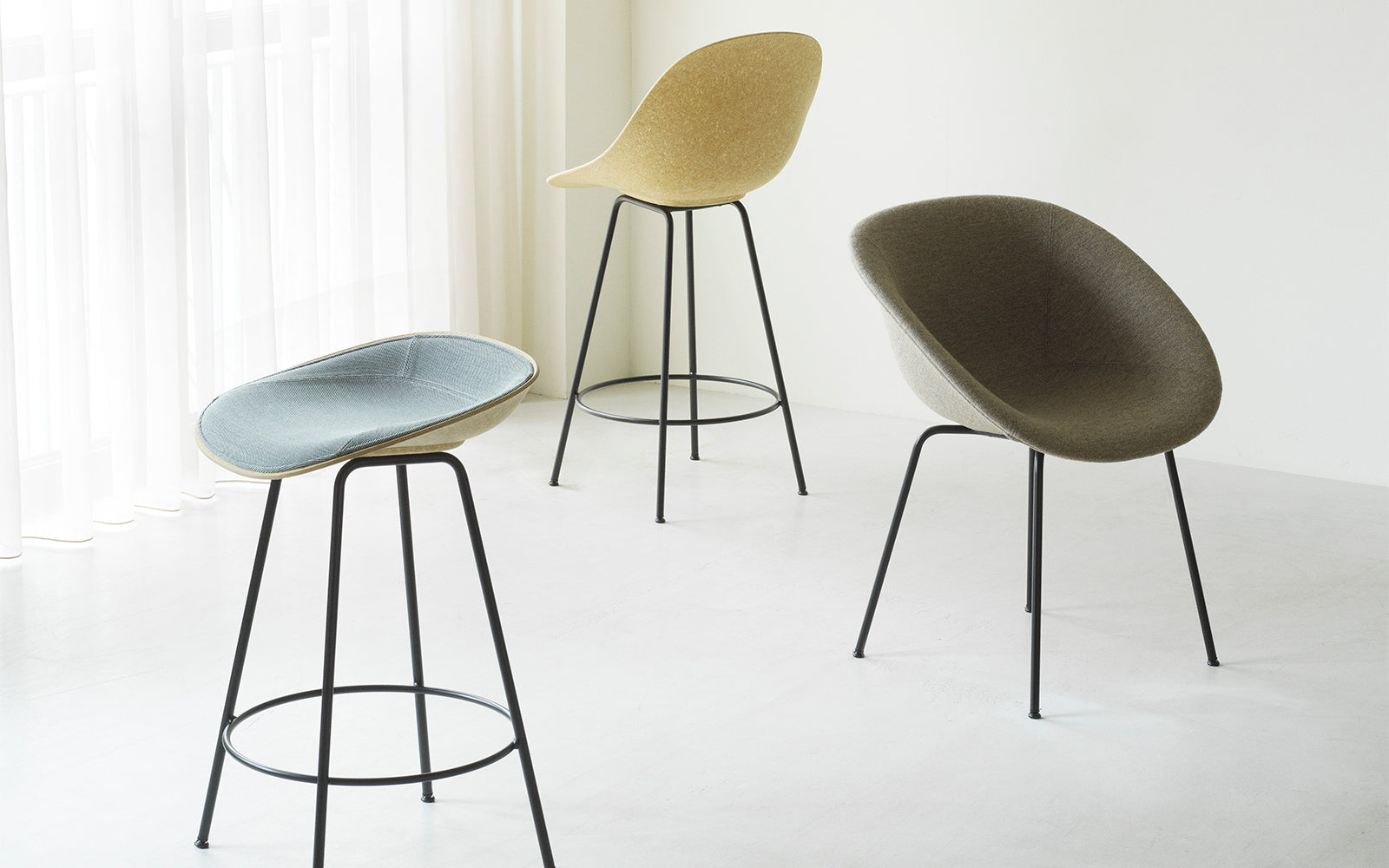 Barová stolička MAT ARMCHAIR béžová s bukovou základňou