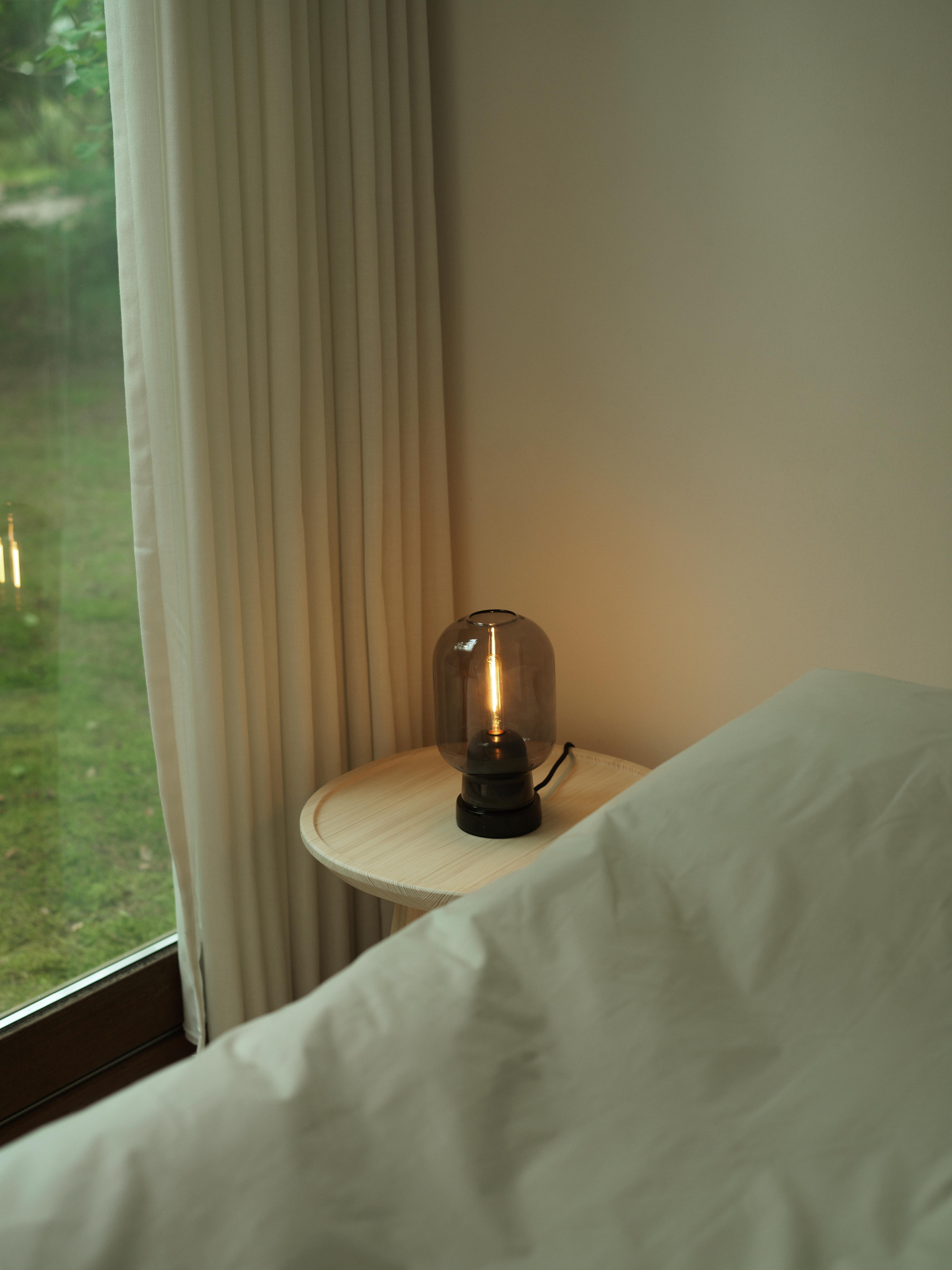 Stolná lampa AMP dymové sklo s čiernym mramorom