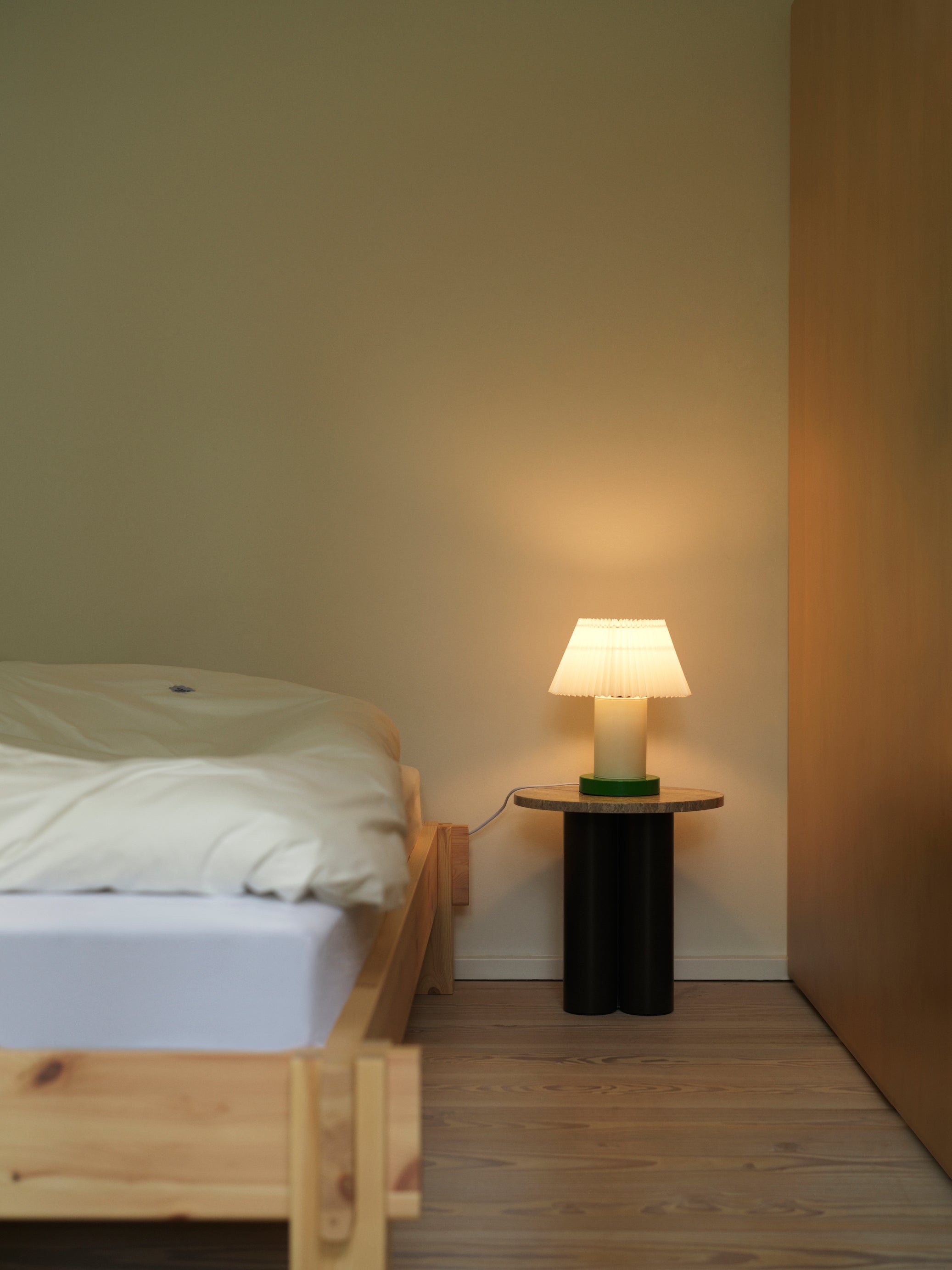 Bočný stolík DIT hnedá základňa