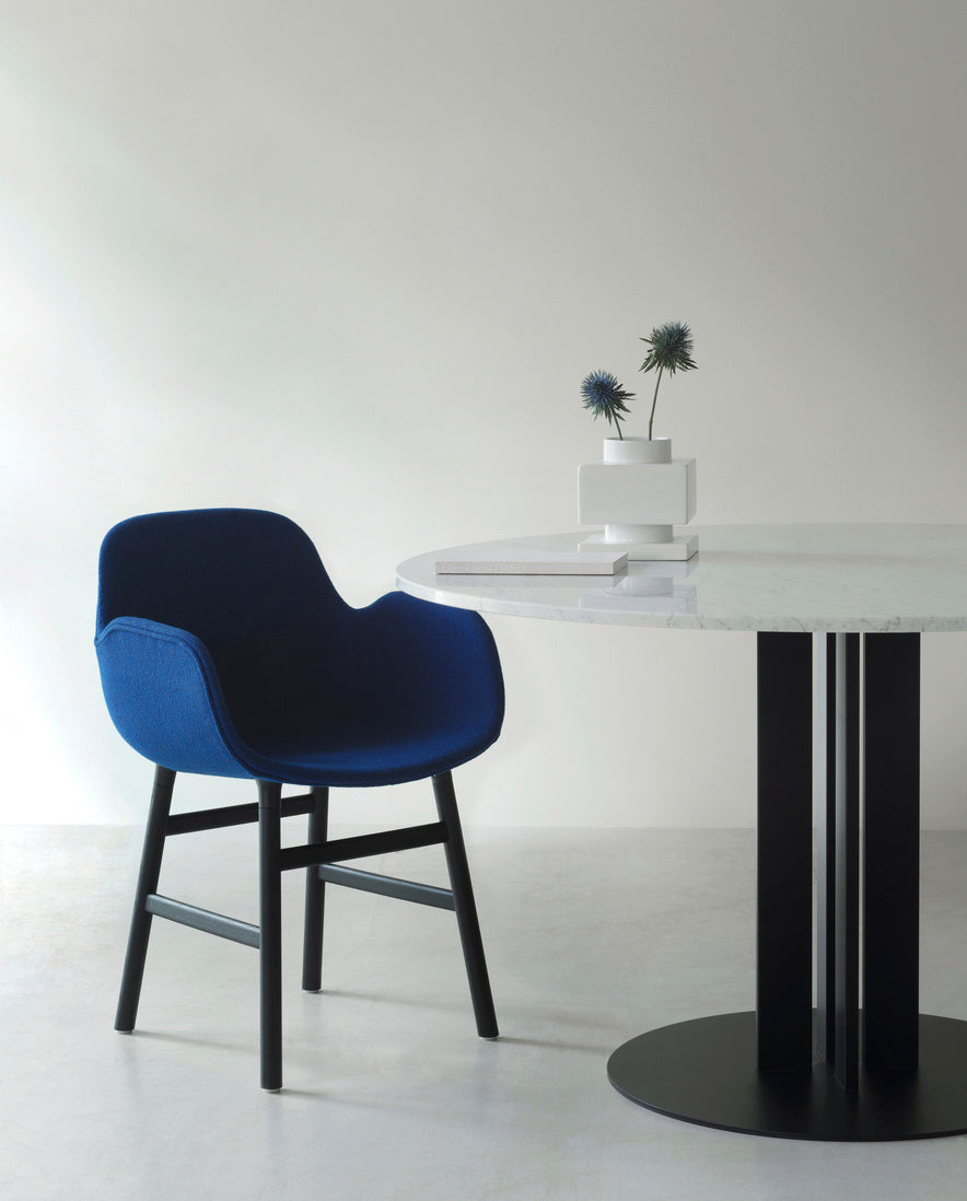 Chair with armrests of light gray forms with a black oak base