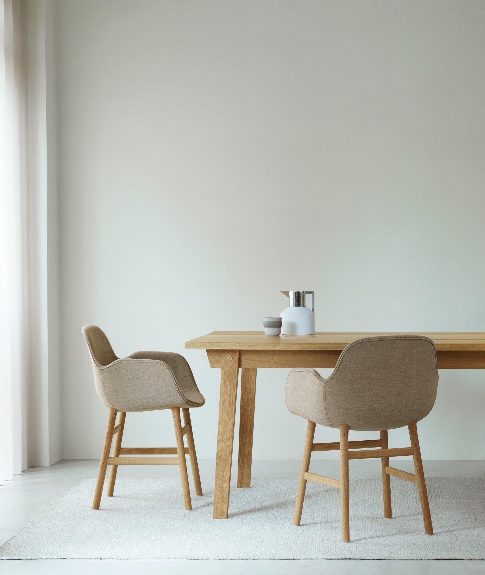 Chair with armrests of light gray forms with a black oak base