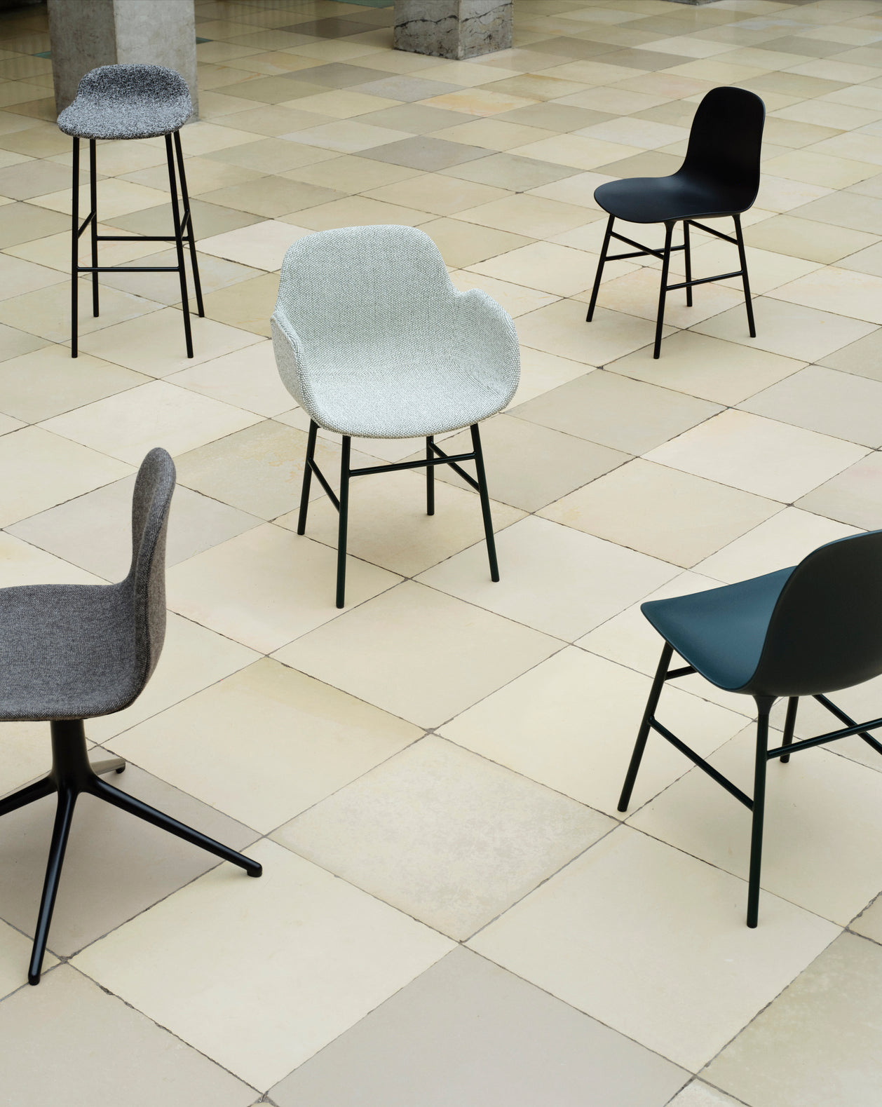 Čalúnená stolička s opierkami FORM so zeleným podstavcom