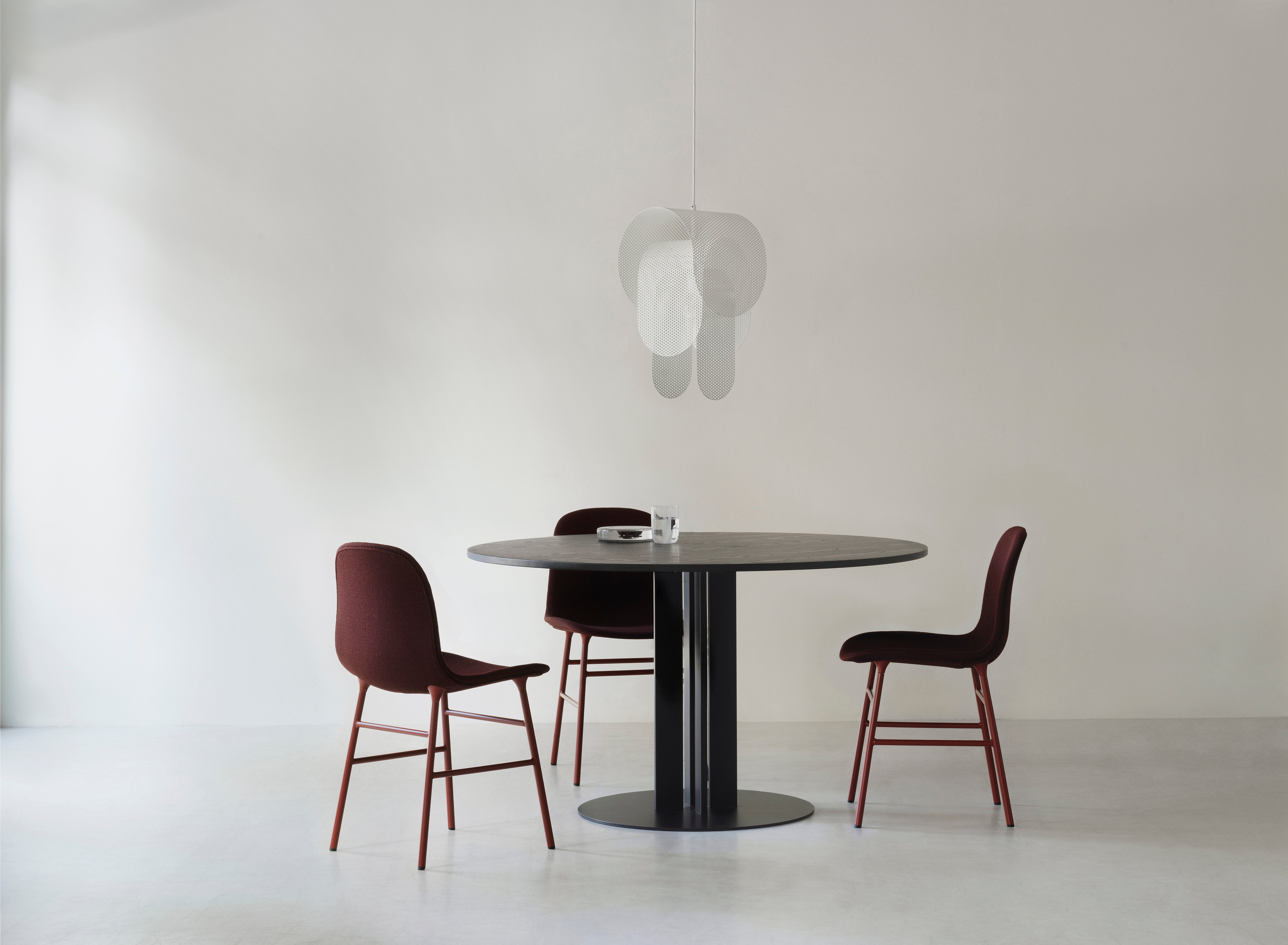 Stolička FORM hnedá so zlatým podstavcom