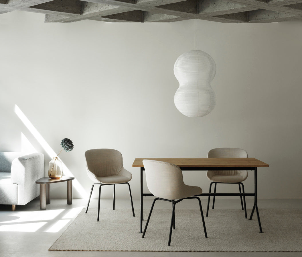 Čalúnená stolička HYG s bielym podstavcom