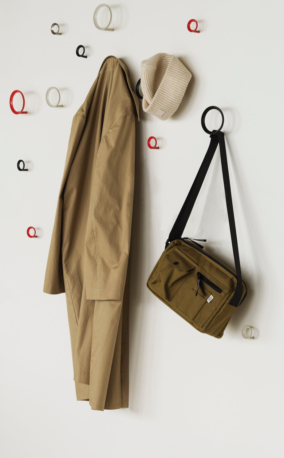 Vešiak LOOP teplá šedá