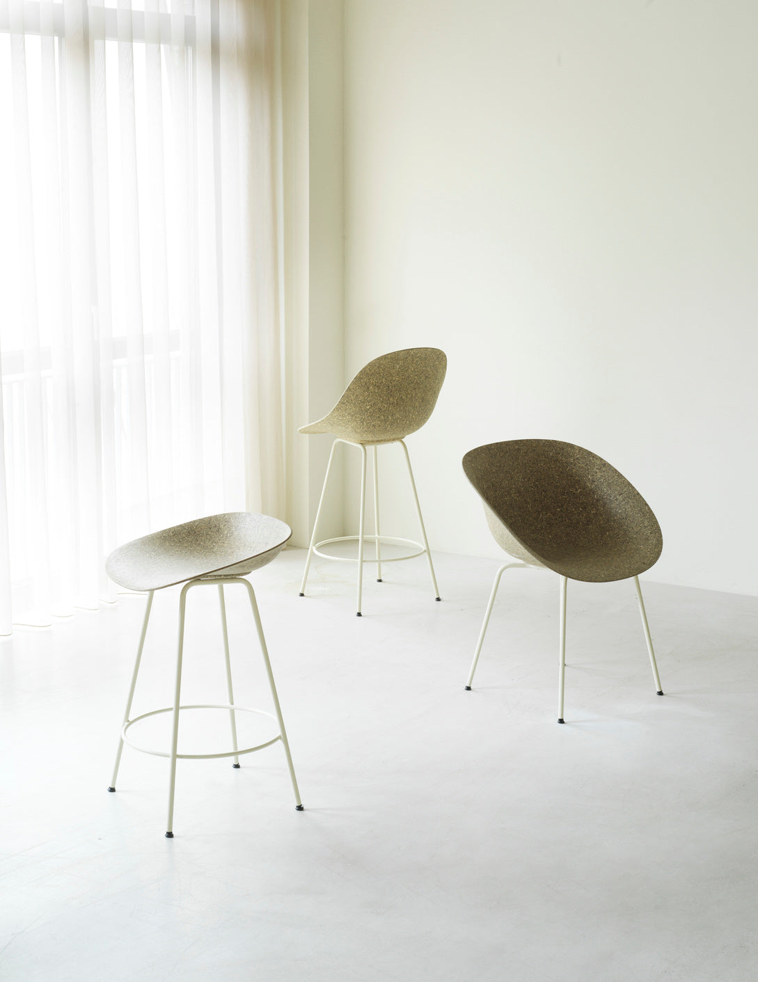 Barová stolička s opierkou MAT béžová s čiernym podstavcom