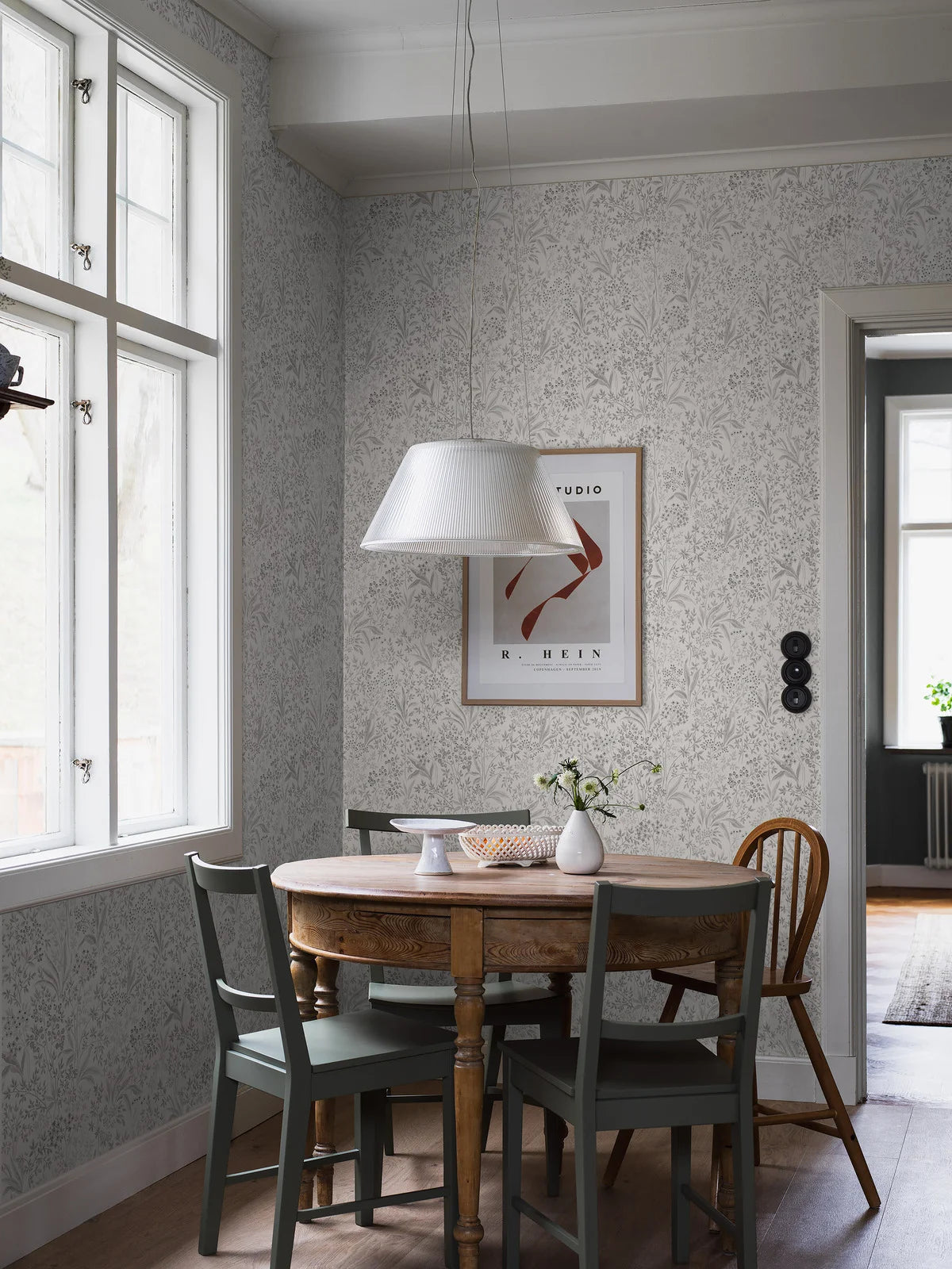 Tapeta z flizelínu s rastlinným vzorom NOCTURNE svetlosivá