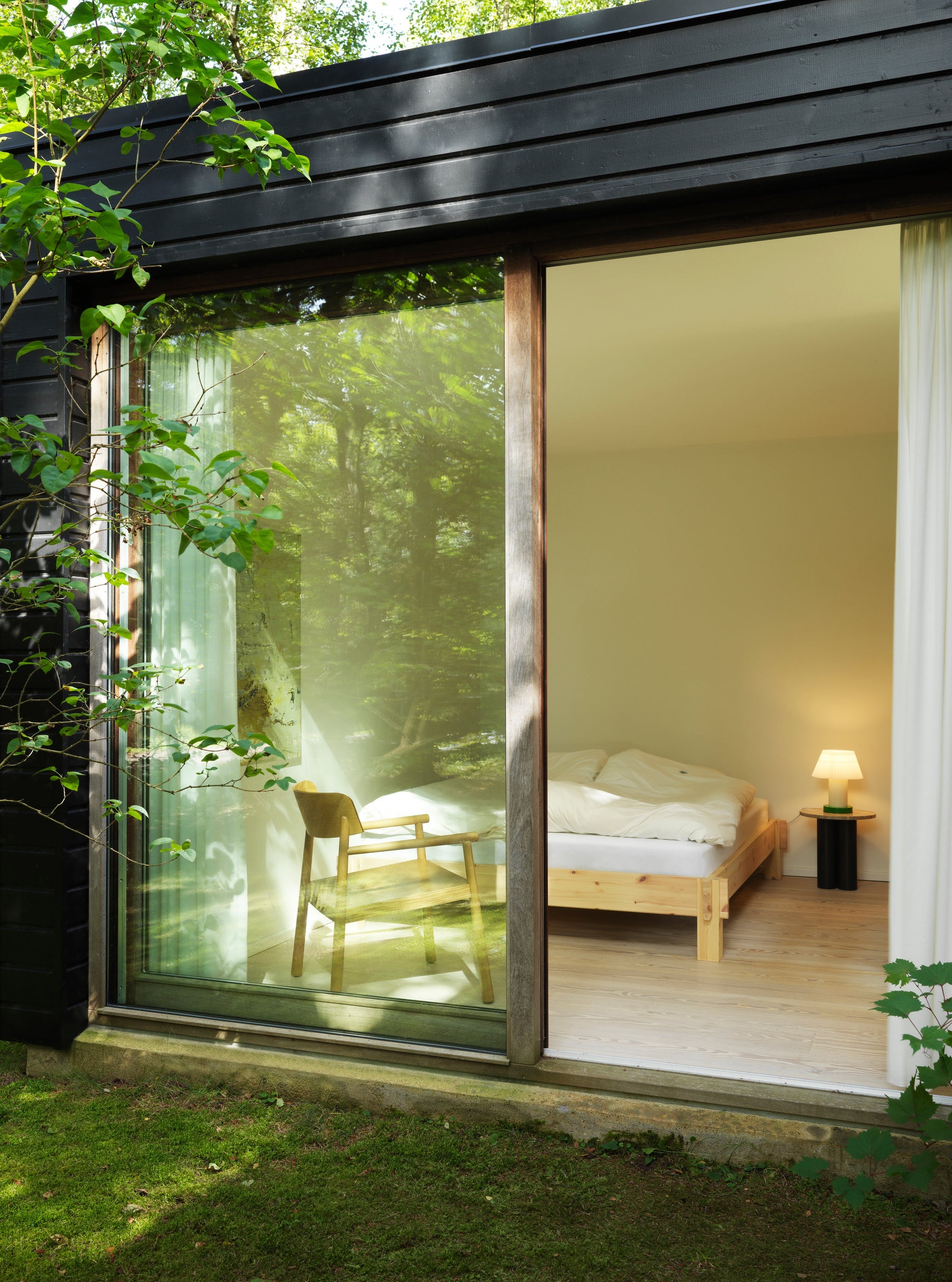 Bočný stolík DIT hnedá základňa