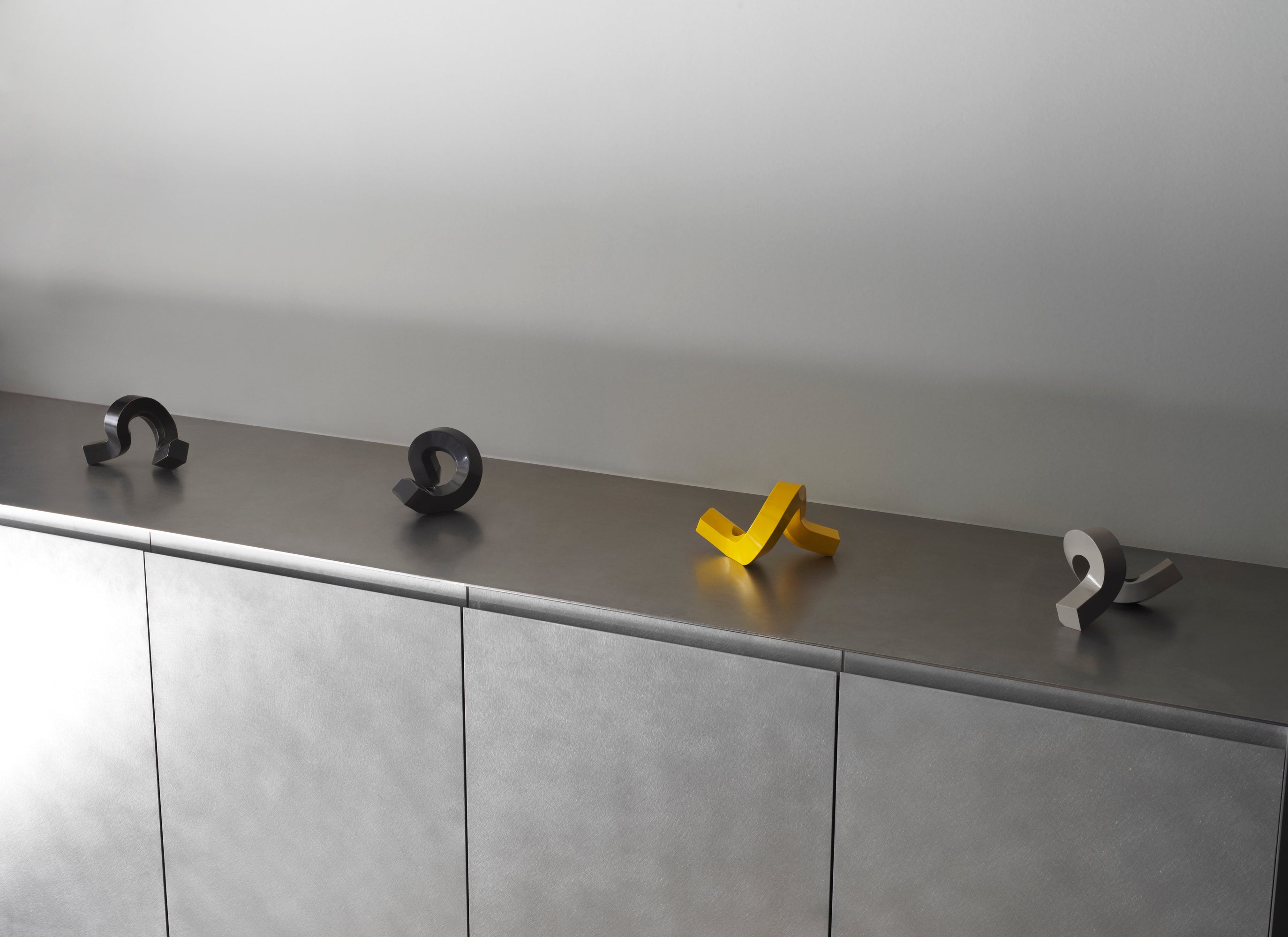 Svietnik CROOKED ONE bronzovaný mosadz