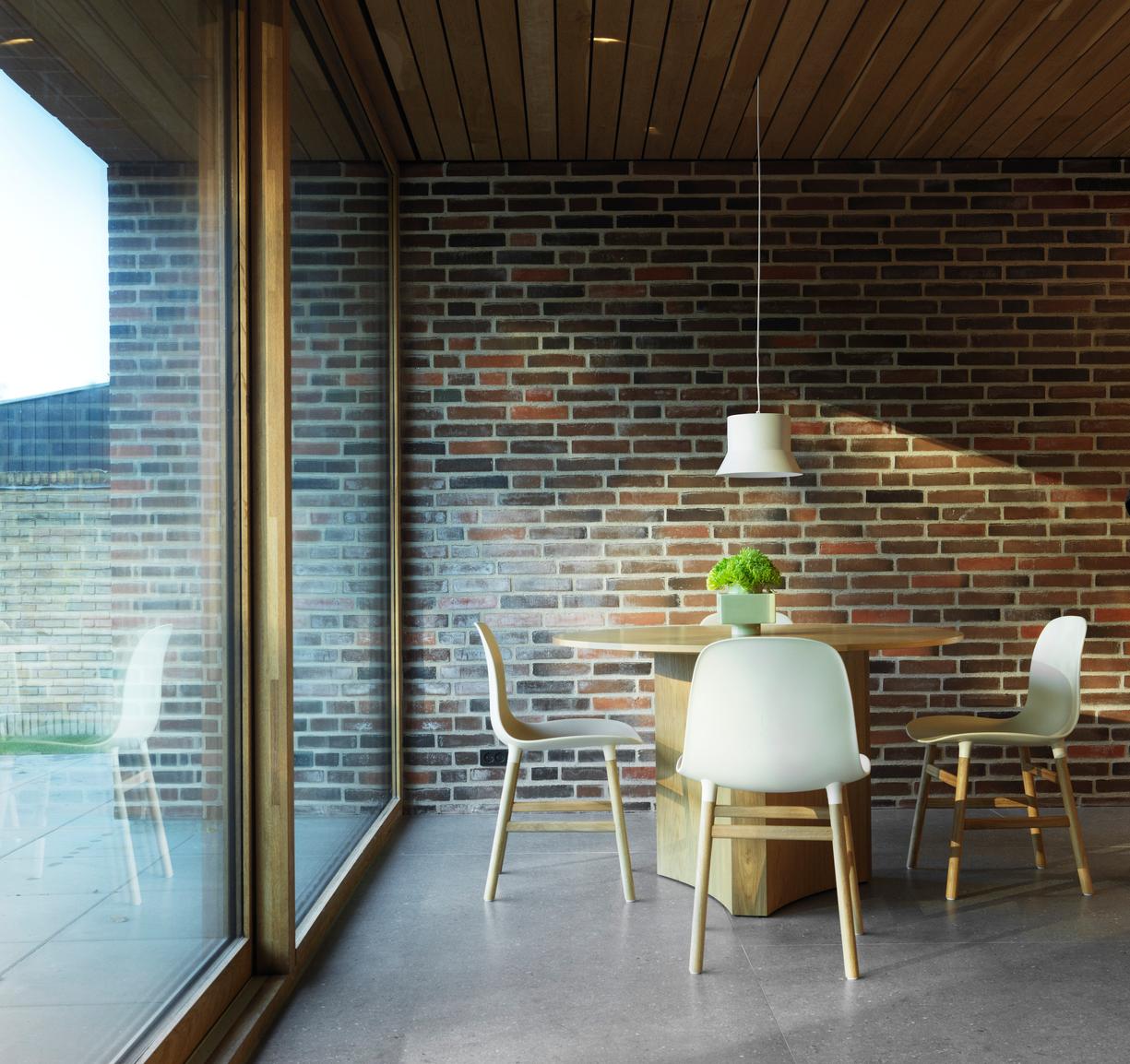 Stolička FORM teplá šedá s dubovým podstavcom