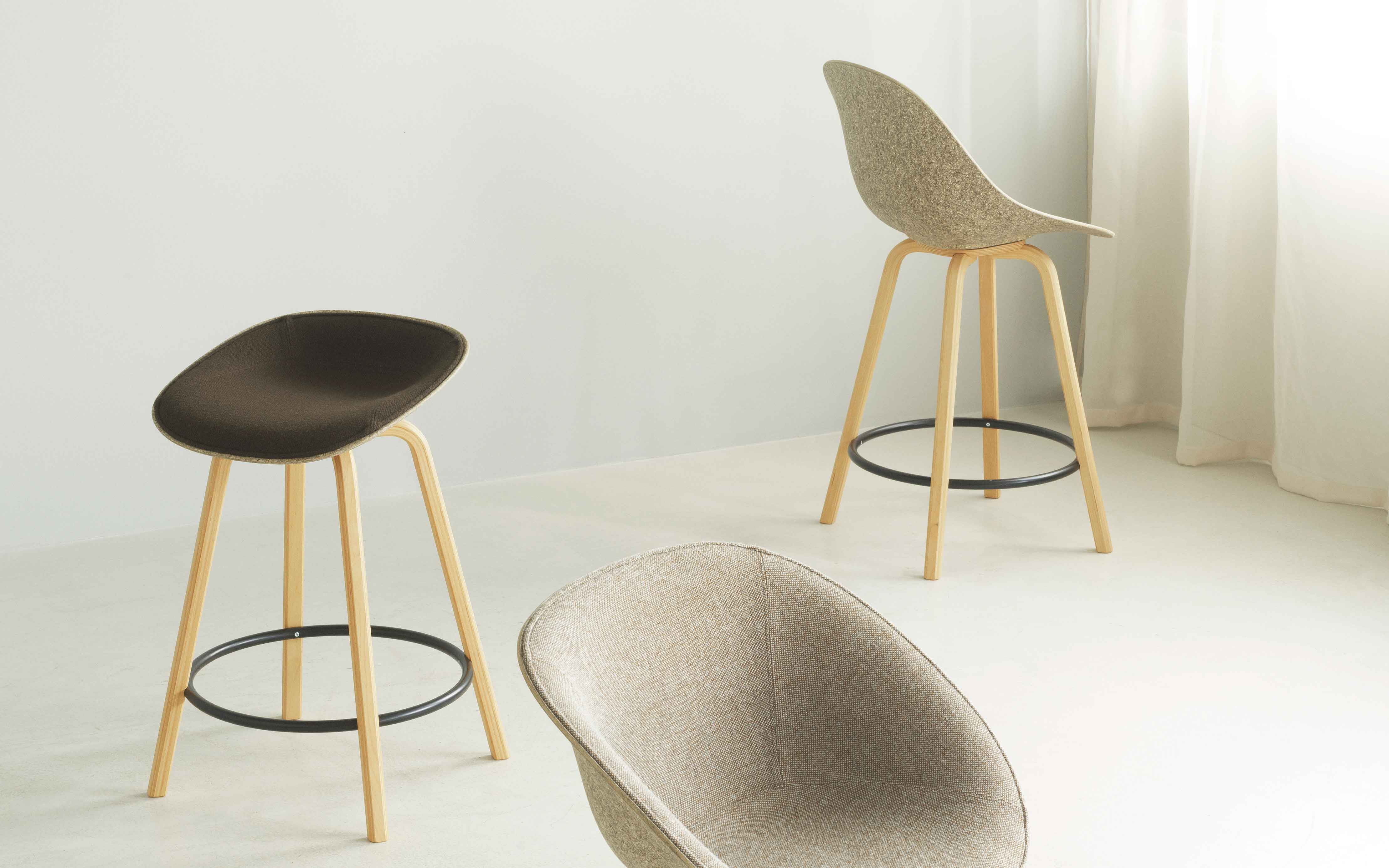 Barová stolička MAT ARMCHAIR béžová s bukovou základňou