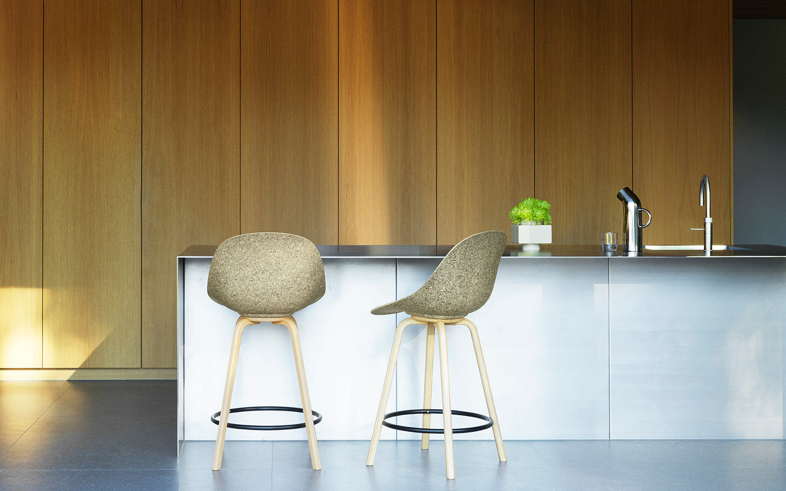 Barová stolička MAT ARMCHAIR béžová s bukovou základňou