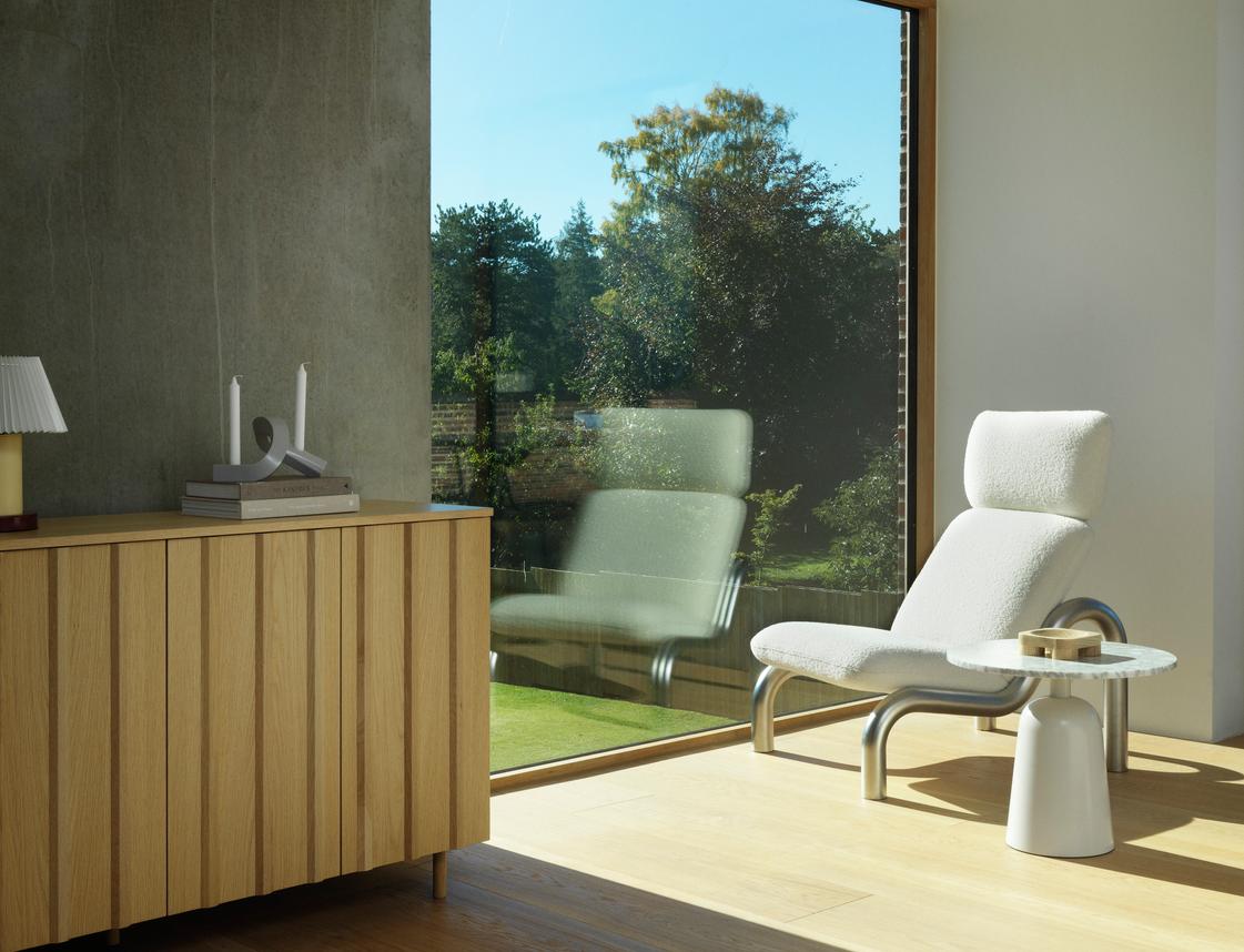 Čalúnené kreslo TUBE so železnou základňou