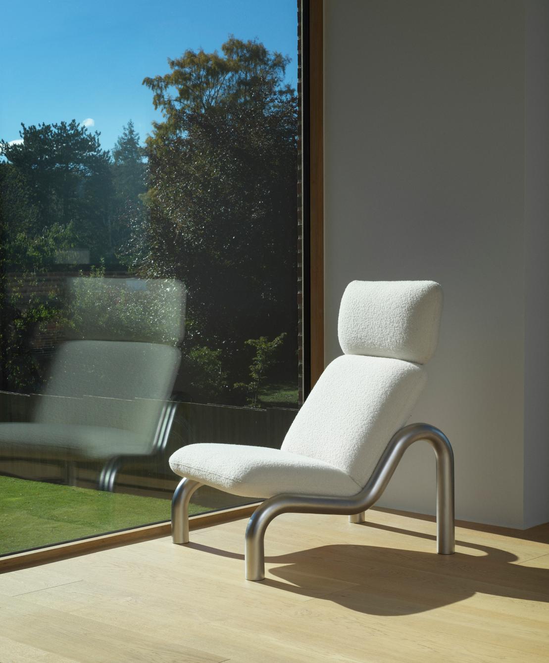 Čalúnené kreslo TUBE so železnou základňou