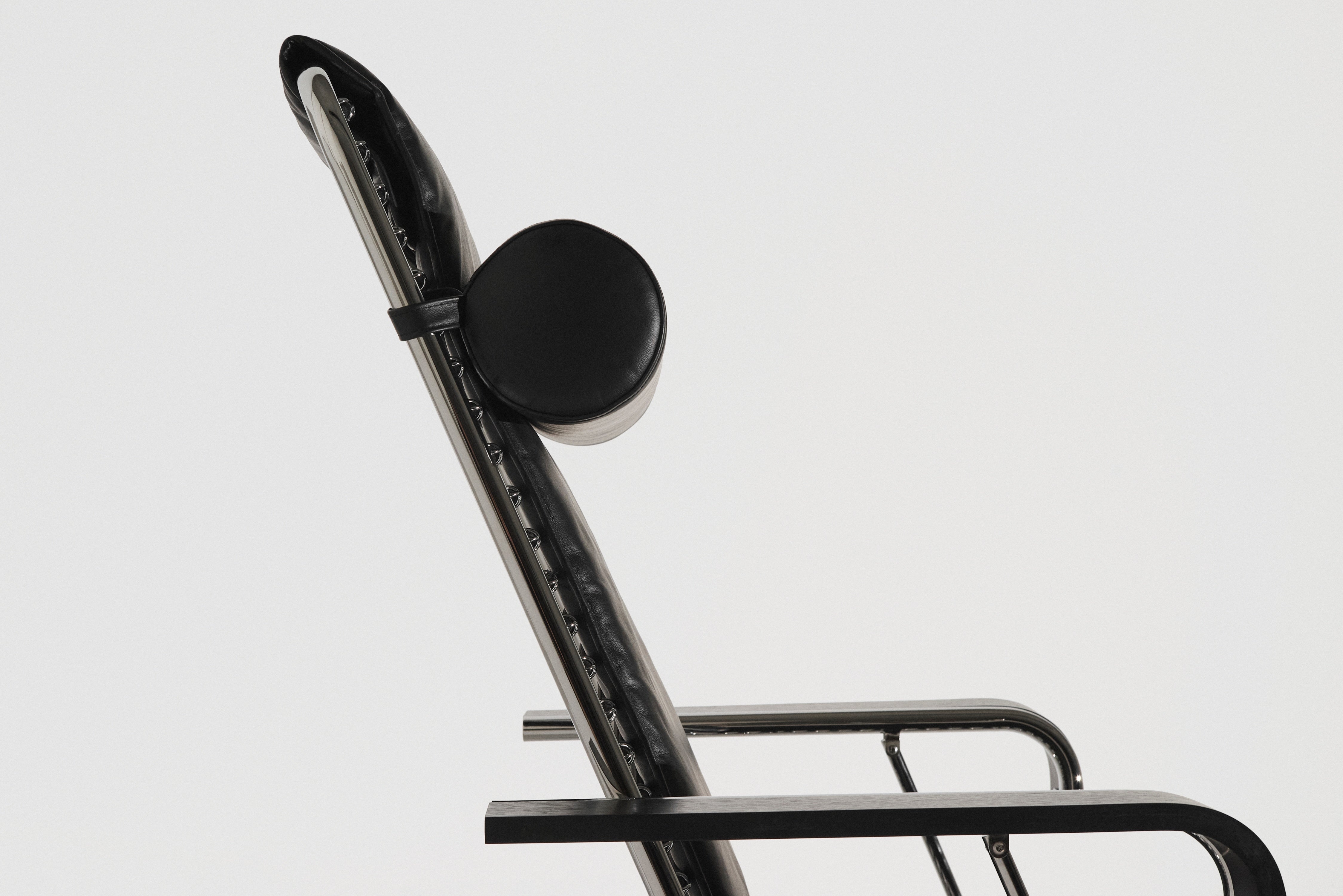 Ležadlo SANDOWS N°114 čierne so železnou základňou