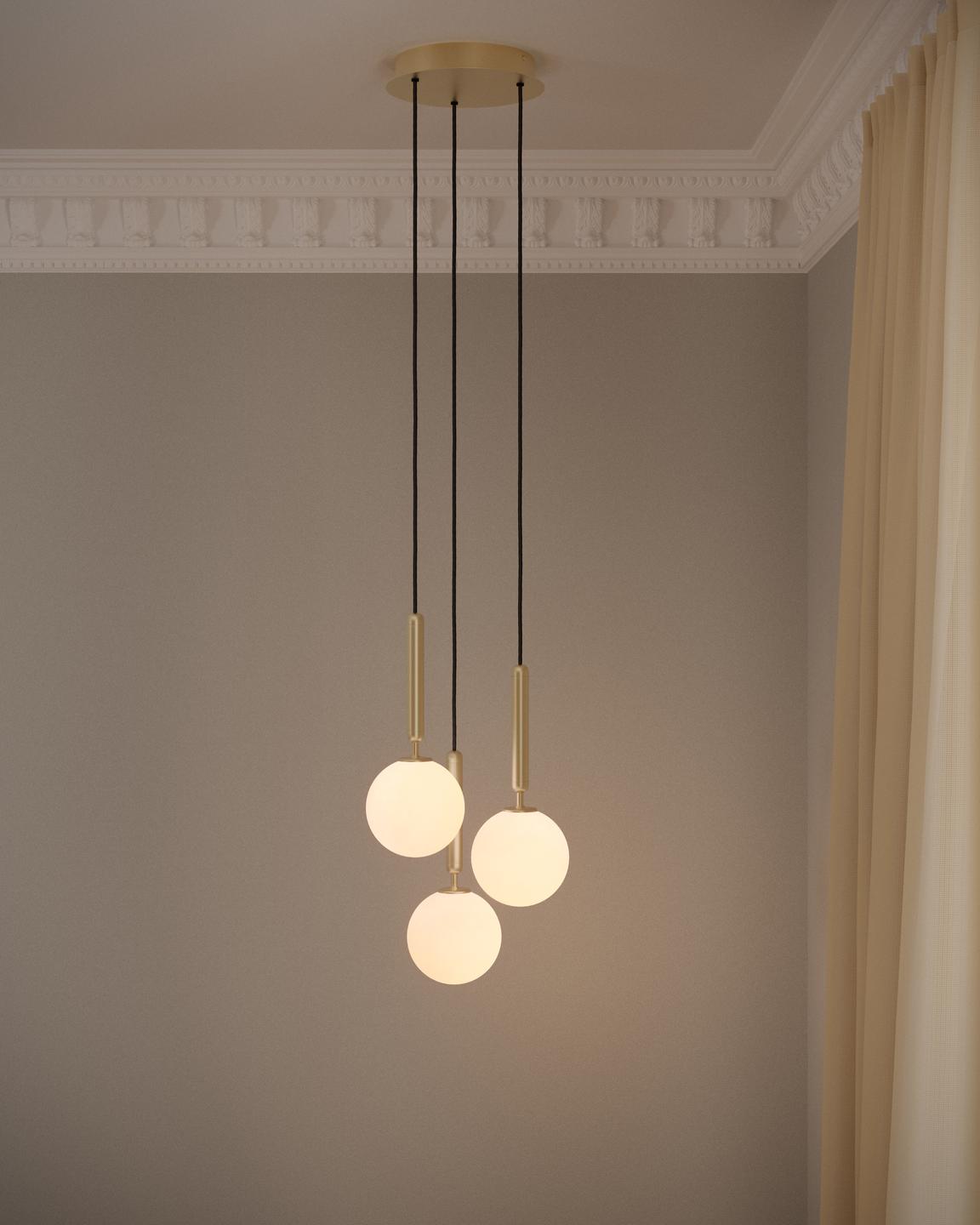 Závesná lampa MIIRA 3 mosadzná s opálovým sklom