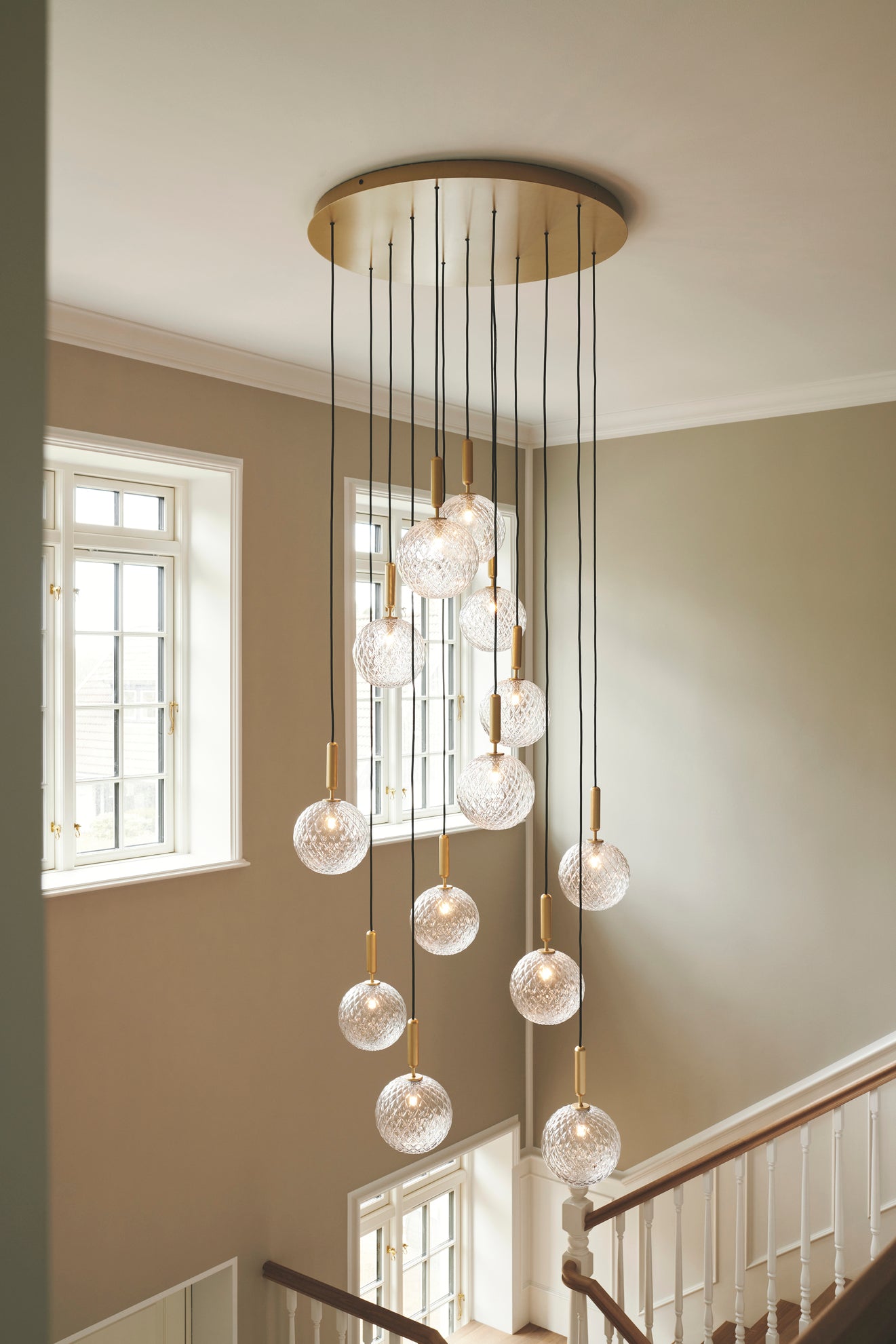 Závesná lampa MIIRA 13 mosadzná s priehľadným sklom