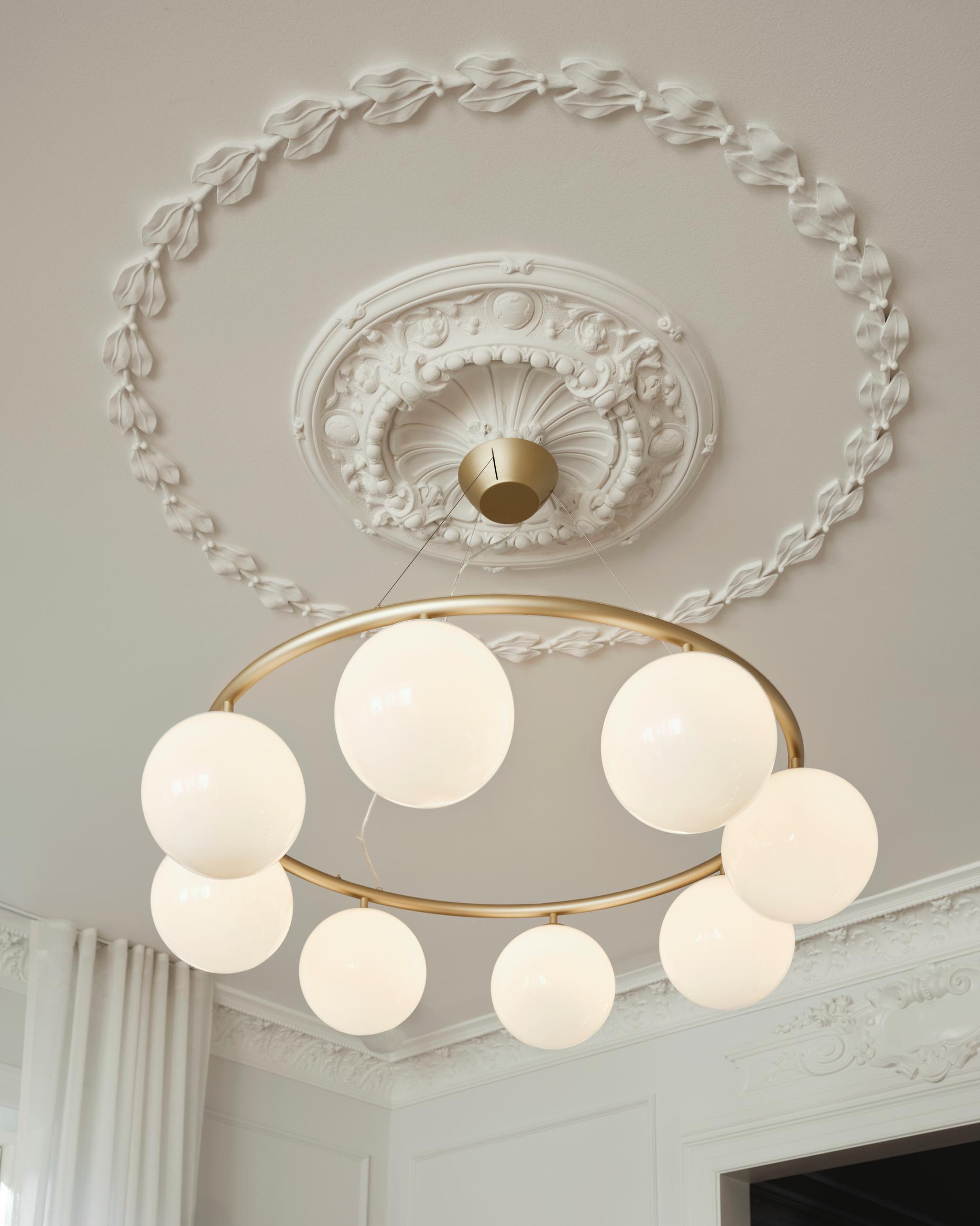 Závesná lampa MIIRA 8 CIRCULAR mosadzná s opálovým sklom