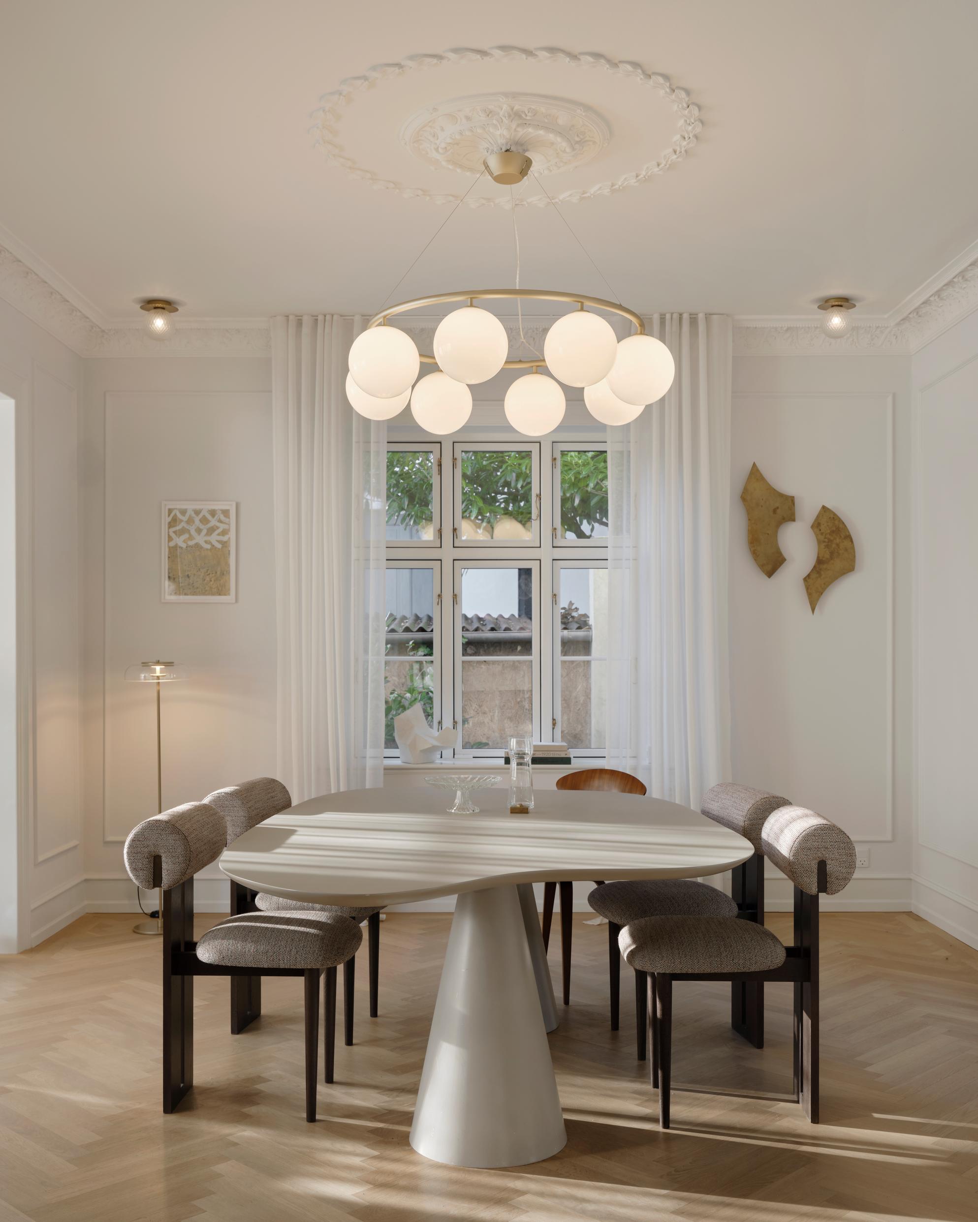Závesná lampa MIIRA 8 CIRCULAR mosadzná s opálovým sklom