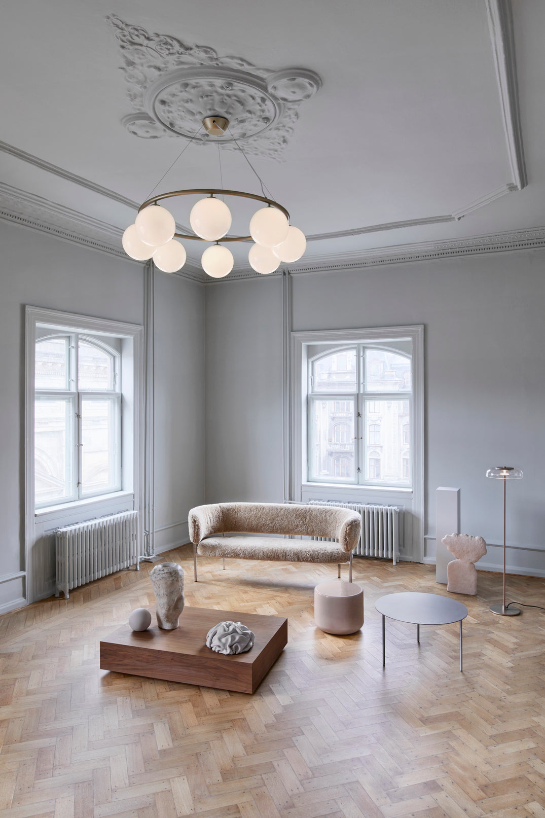 Závesná lampa MIIRA 8 CIRCULAR mosadzná s opálovým sklom