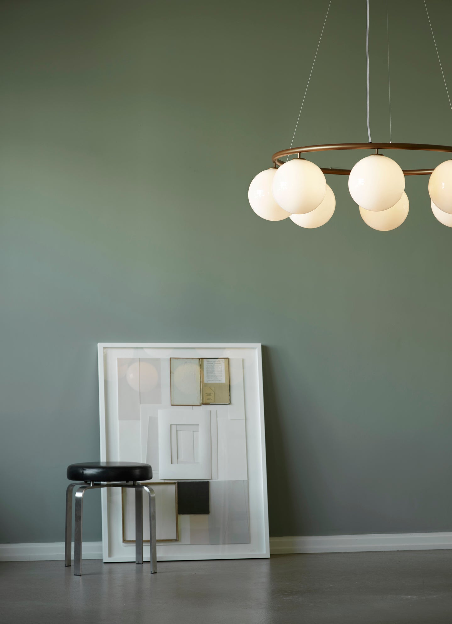 Závesná lampa MIIRA 8 CIRCULAR tmavohnedá s opálovým sklom