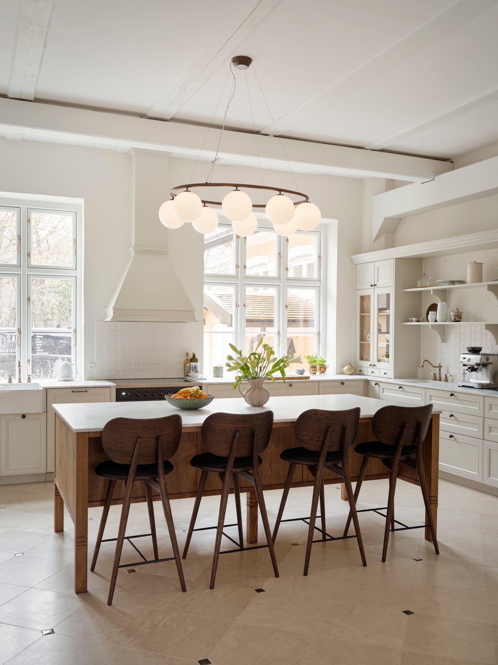Závesná lampa MIIRA 8 OVAL tmavohnedá s opálovým sklom