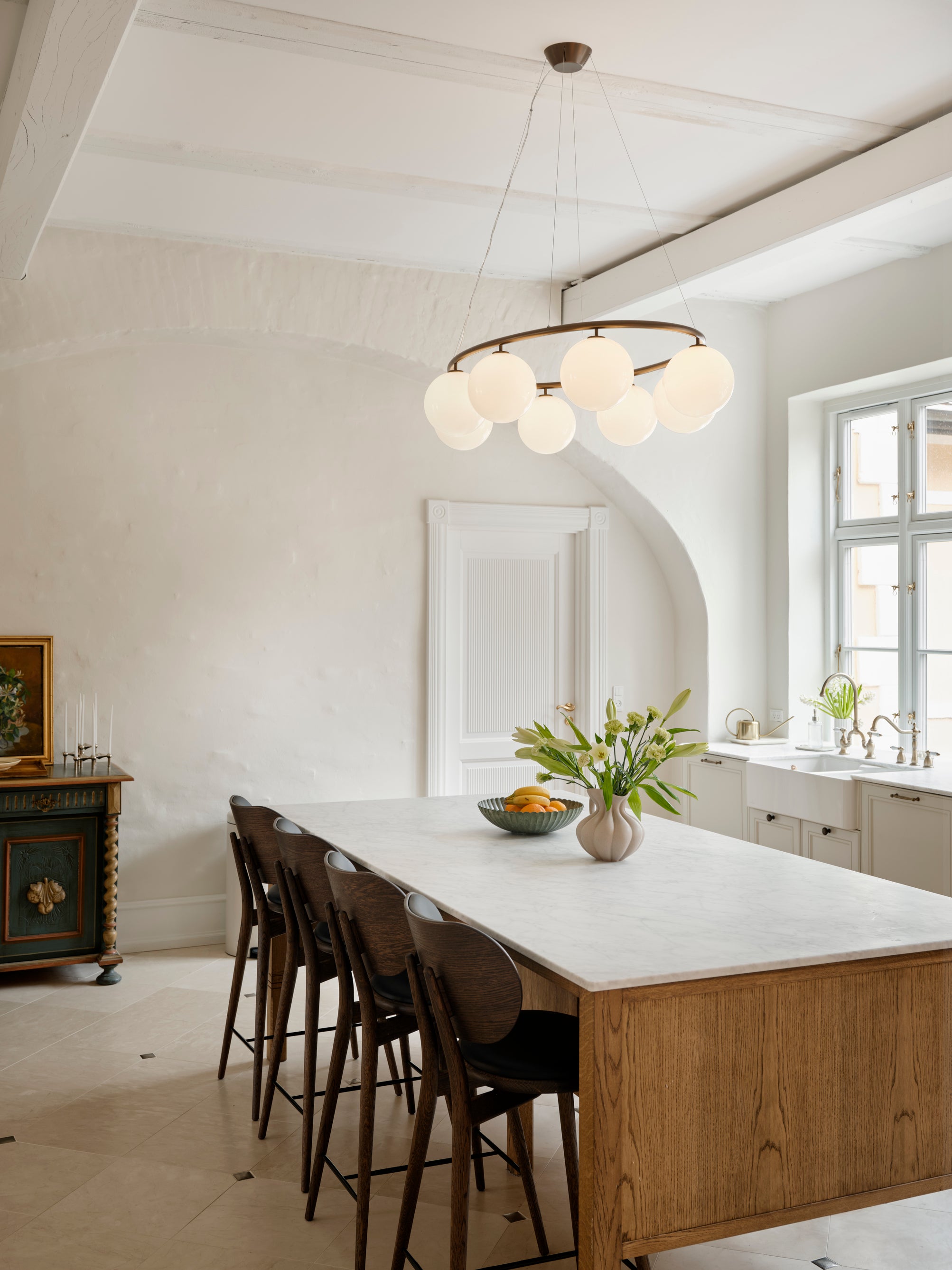 Závesná lampa MIIRA 8 OVAL tmavohnedá s opálovým sklom
