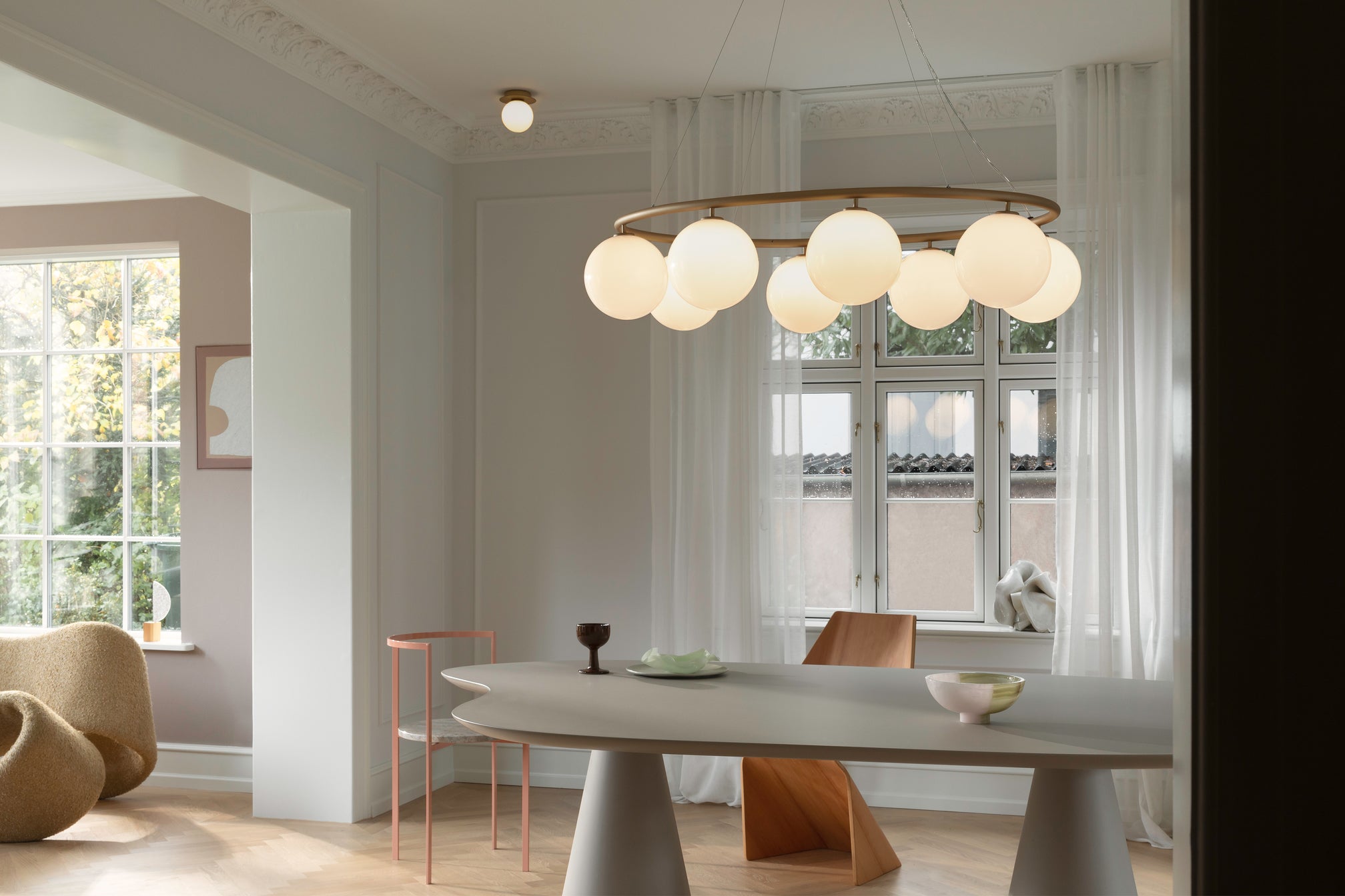 Závesná lampa MIIRA 8 OVAL mosadzná s opálovým sklom