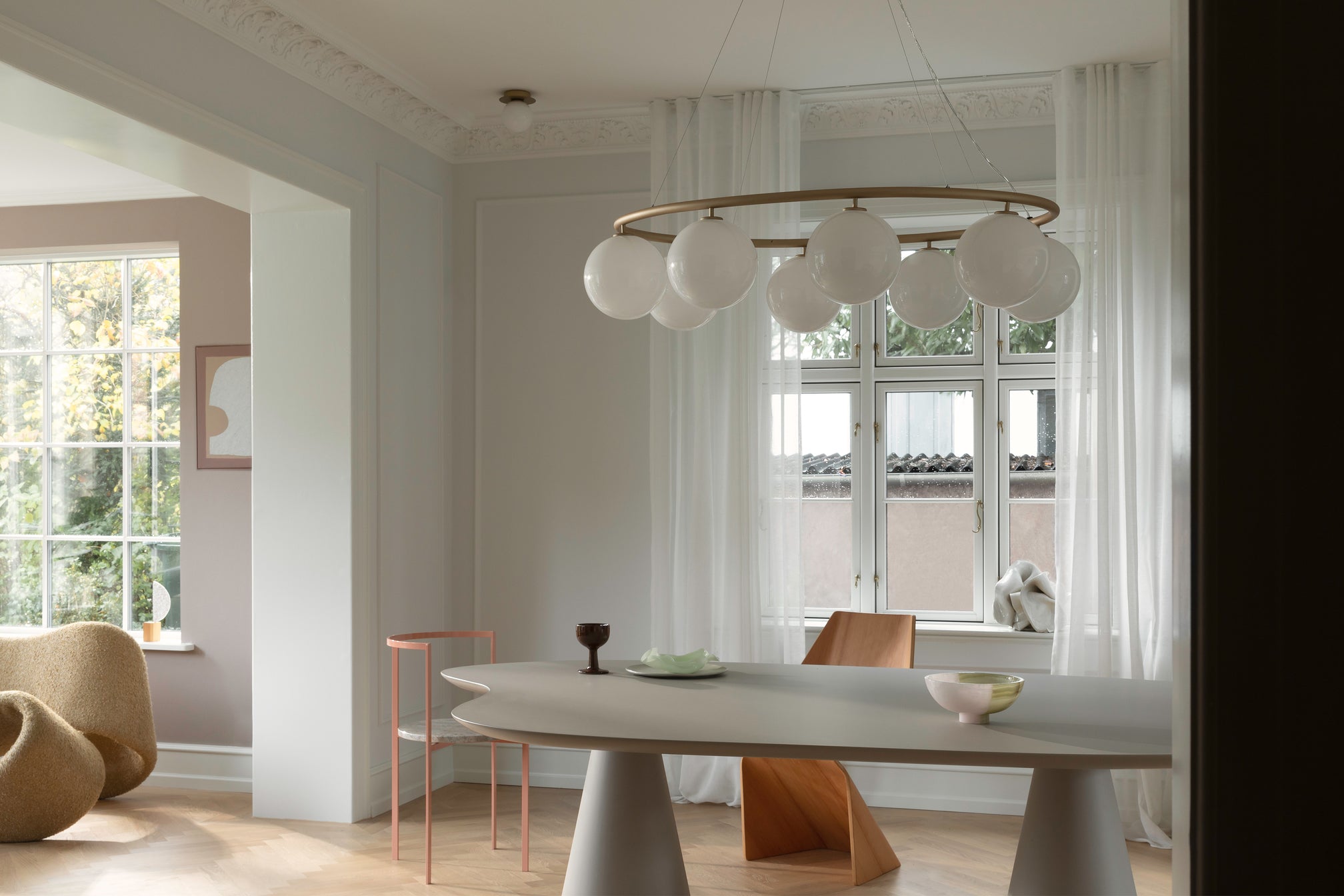 Závesná lampa MIIRA 8 OVAL mosadzná s opálovým sklom