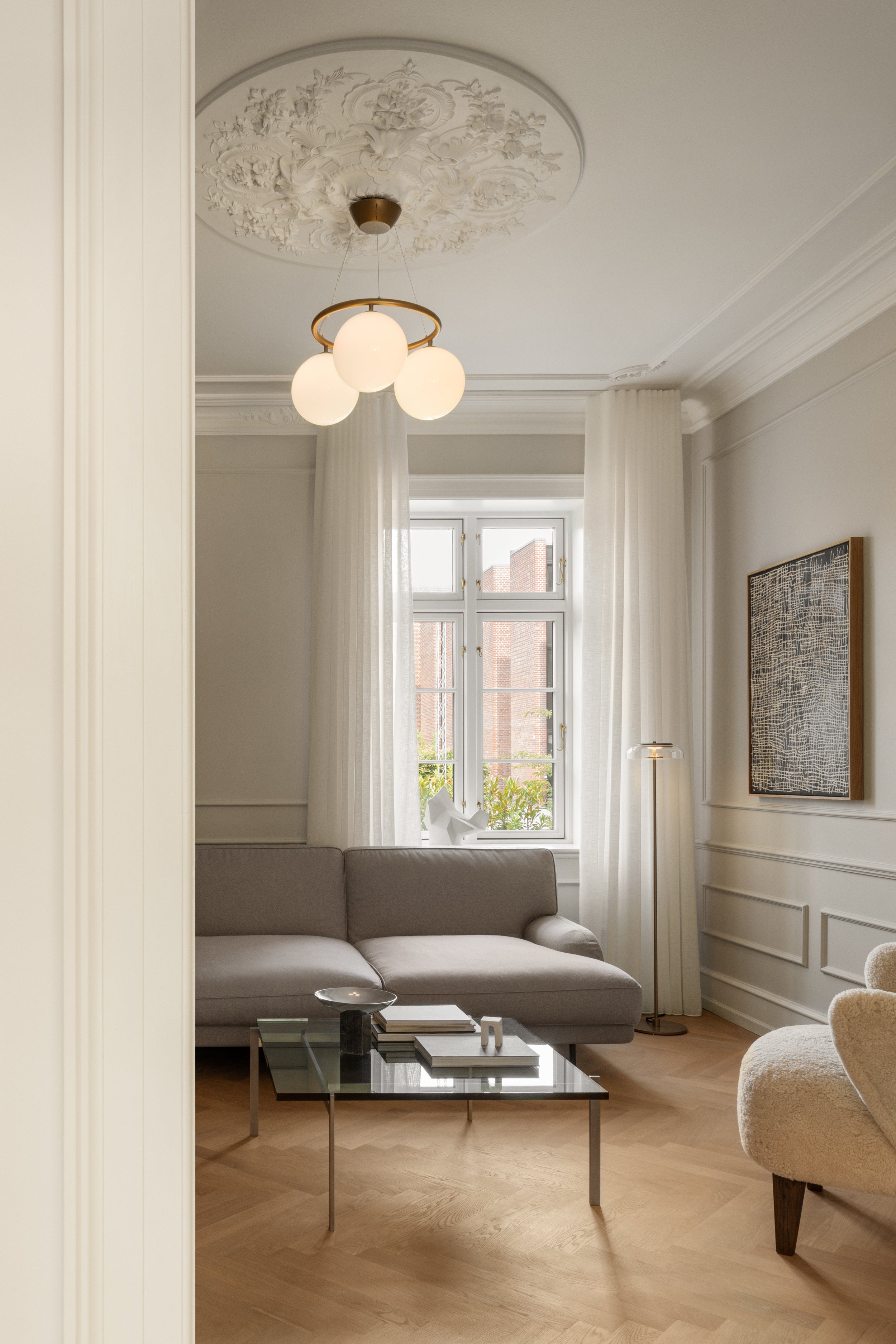 Závesná lampa MIIRA 3 CIRCULAR tmavohnedá s opálovým sklom