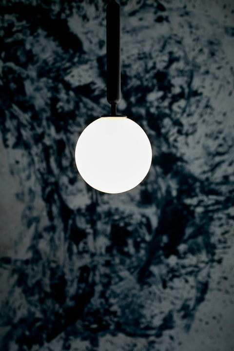 Závesná lampa MIIRA grafitová s opálovým sklom