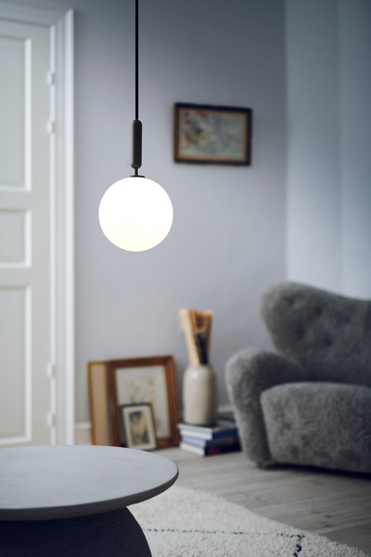 Závesná lampa MIIRA grafitová s opálovým sklom