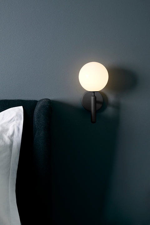 Nástenná lampa MIIRA grafitová s opálovým sklom