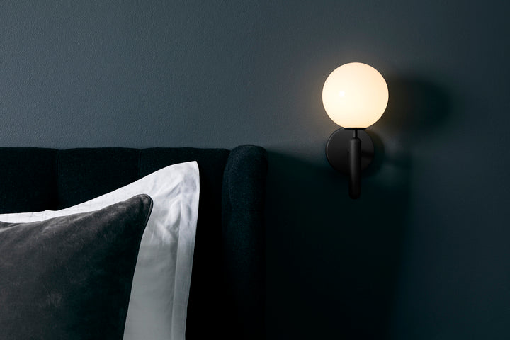 Nástenná lampa MIIRA grafitová s opálovým sklom