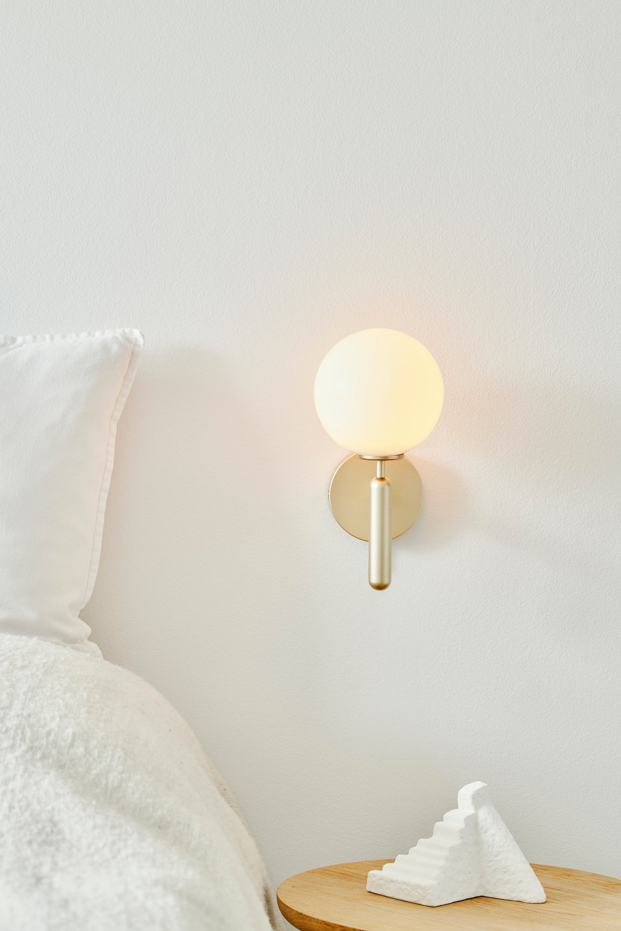 Nástenná lampa MIIRA mosadzná s opálovým sklom