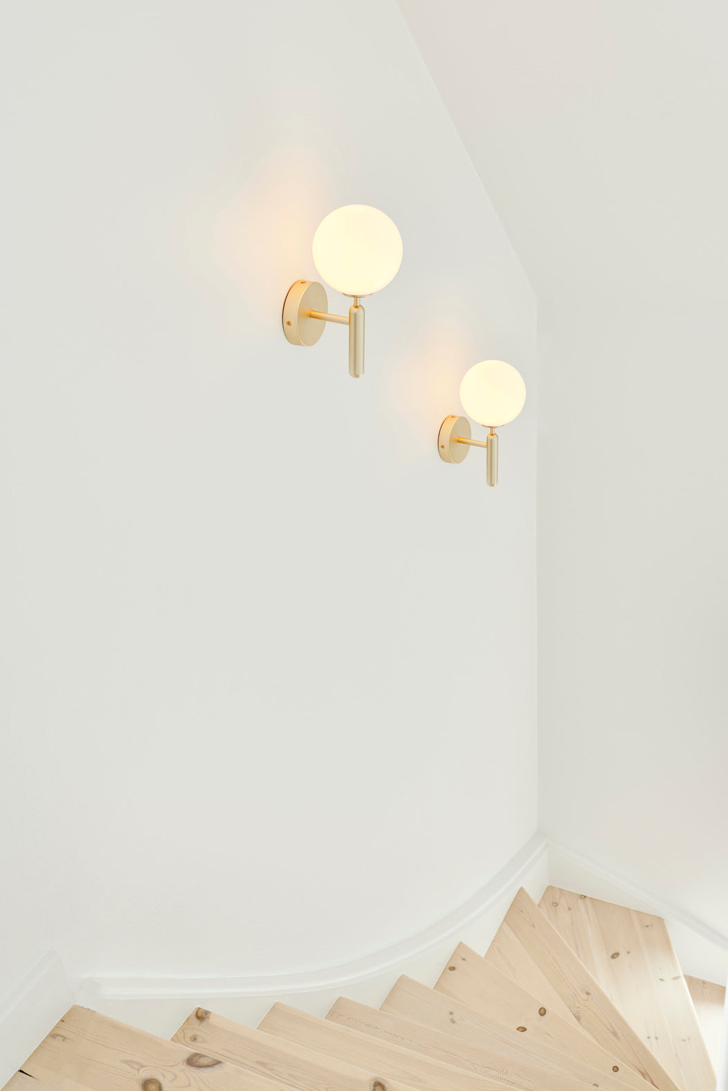 Nástenná lampa MIIRA mosadzná s opálovým sklom