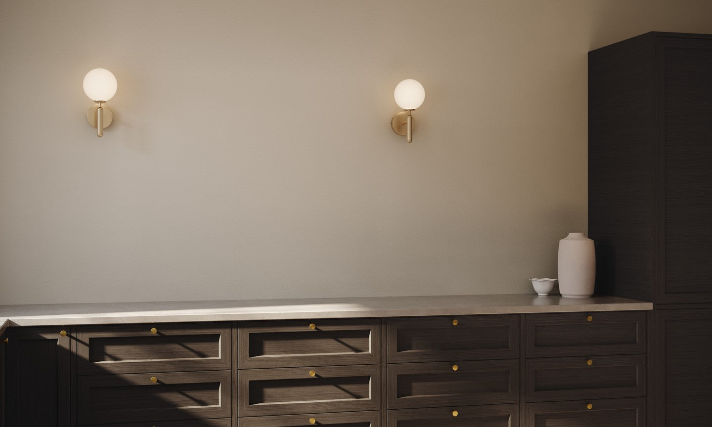Nástenná lampa MIIRA mosadzná s opálovým sklom