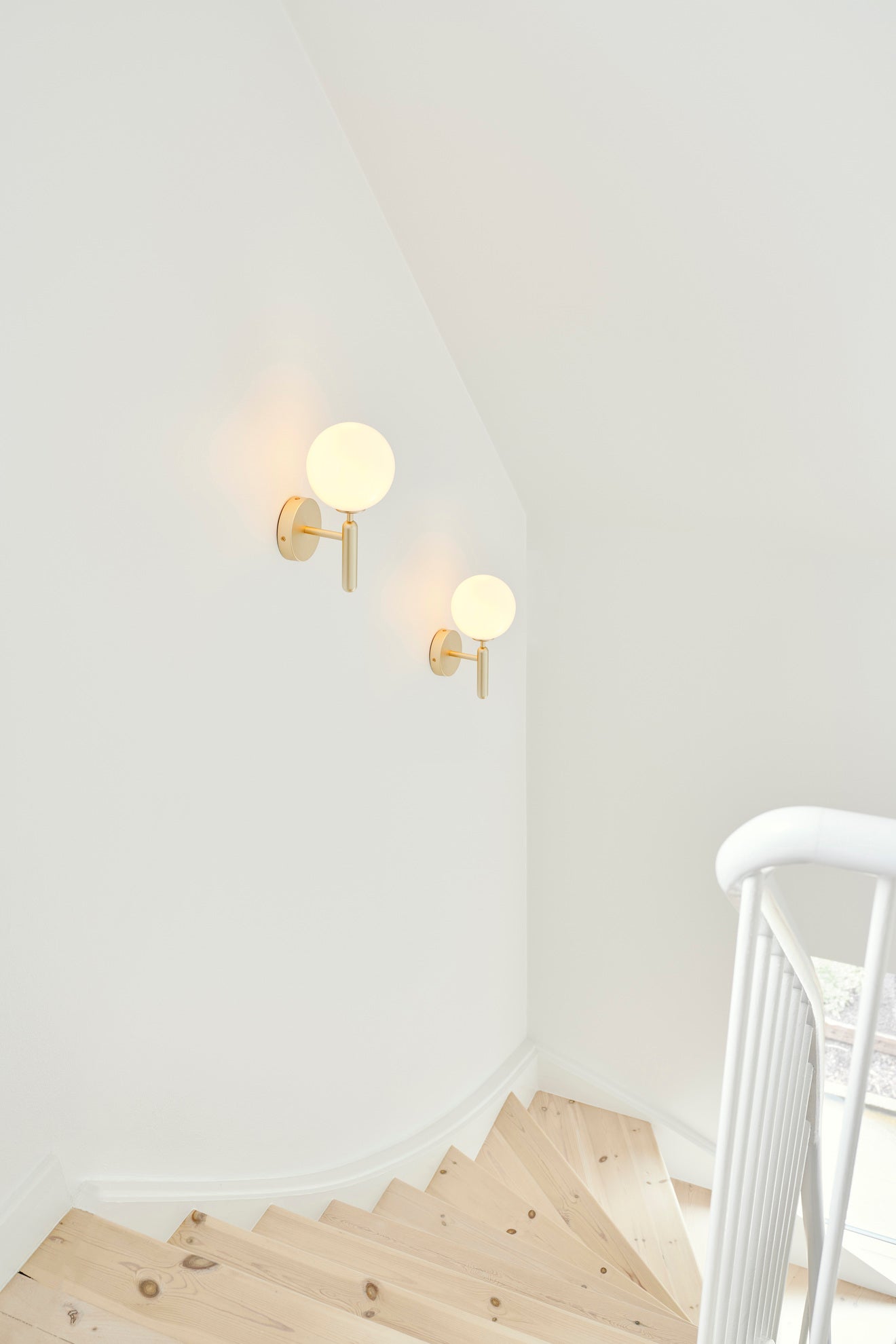Nástenná lampa MIIRA mosadzná s opálovým sklom